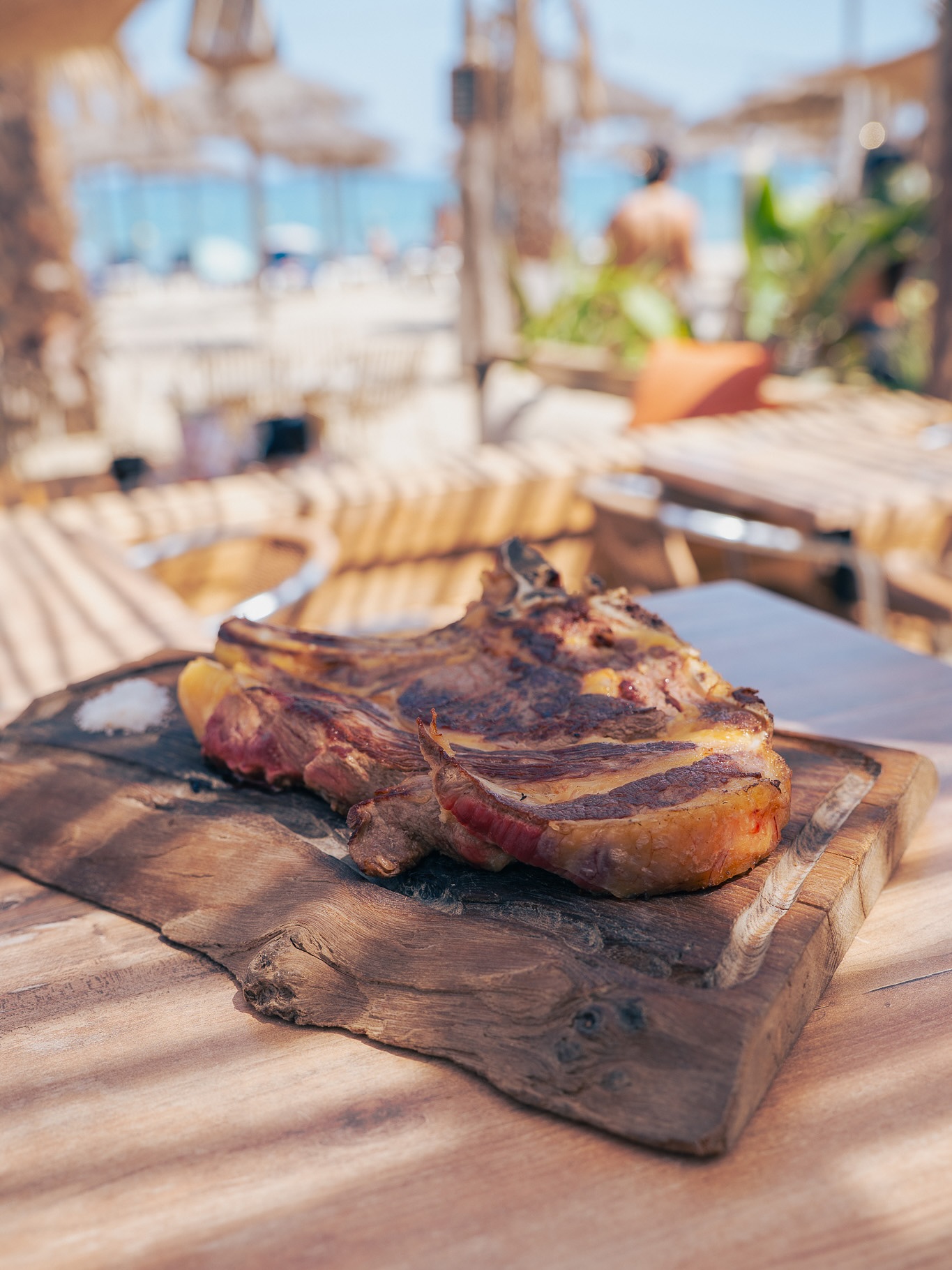 Ici, la viande, c’est du sérieux.
Découpe maison, belle pièce d’1,2 kg, grillée avec soin et servie face à la mer.
Pas d’artifice, juste le goût du vrai, brut, généreux, comme on l’aime.
Nbc, c’est l’expérience viande version bord de plage.
Un cadre, une assiette, une envie d’y revenir.
#NaudoBeachClub #CôteDeBœuf #ViandeDeCaractère #GrillAvecVue #BeachVibes #CanetPlage #NaudoStyle