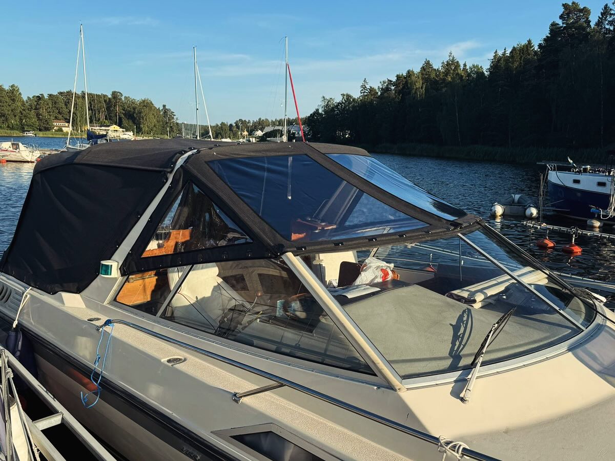 Vi har sytt och monterat ett nytt båtkapell! ⛵🧵
Skräddarsytt för perfekt passform och skydd – redo för alla väder!
Behöver din båt ett nytt kapell? Hör av dig!