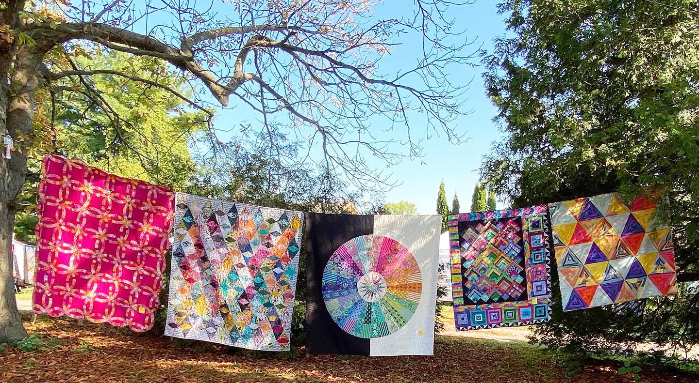 🌸The Ultimate Quilt Clothesline Show & Sale🧵 🗓️When: September 18, 19 & 20 🕚Time: 10:00 - 3:00 📍Location: 495 Mt Pleasant Rd., Brantford, Ontario ✨Fabric as low as $6.00/yd ✨Bargains on books, patterns, thread and rulers ✨All quilts for sale - shop samples, original designs, custom quilted, all sizes at great prices! 📣Come have a look! You’ll be glad you did! #brantford #shoplocal #quiltshow #locallymade #quiltshop #redredbobbin