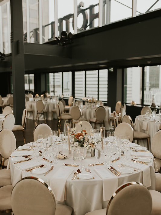Urban Wedding 🤍
Photographe : @andreeanneguy
Salle et traiteur : Espace C2 @fairmontqueene
Fleurs : @ateliercarmel
Location : @tenuedesoiree_ @groupeabp
Band : @directorsmtl