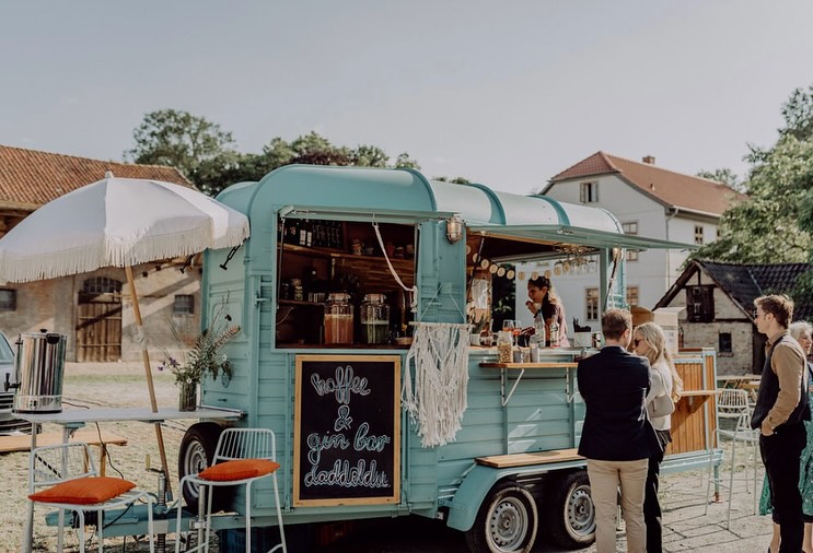 Mit Hochzeiten auf dem Bauernhof kennt sich das daddeldu inzwischen sehr gut aus und fühlt sich pudelwohl 🌾 Die Sofaecke packt das daddeldu für diese Festivitäten stets ein.
📸@theweddingtree.eu
👰🏼♀️🤵🏻♂️@karortj @julius_loebbecke
#mobilebartender #mobilebar #hochzeitaufdembauernhof #hochzeitaufdemland
