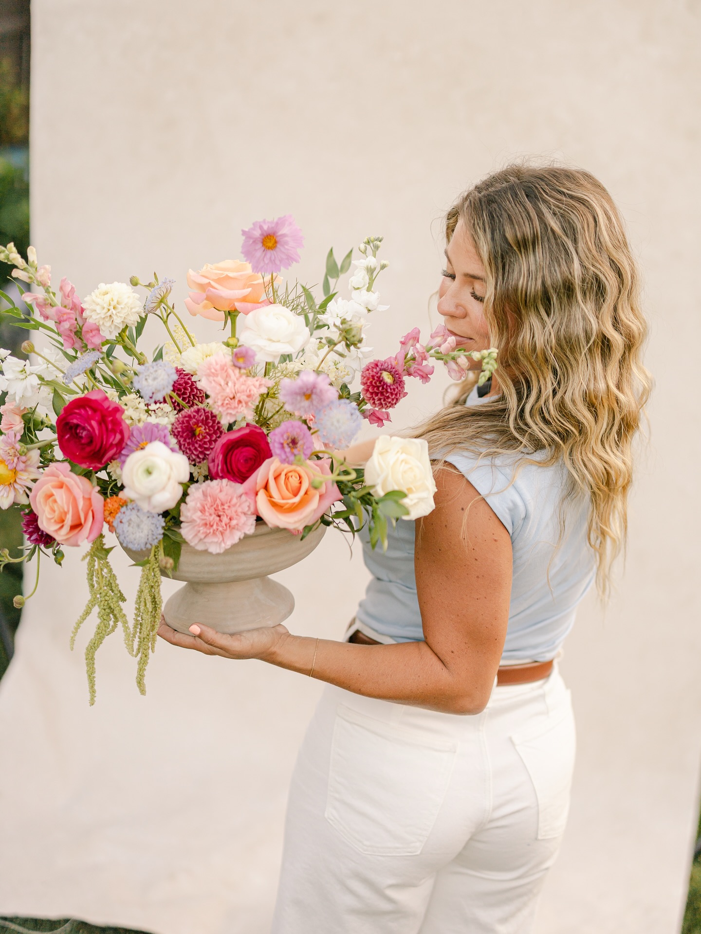 Now available to rent in a range of sizes, our compote dishes bring elevated style and timeless elegance to any wedding arrangement! 🌸