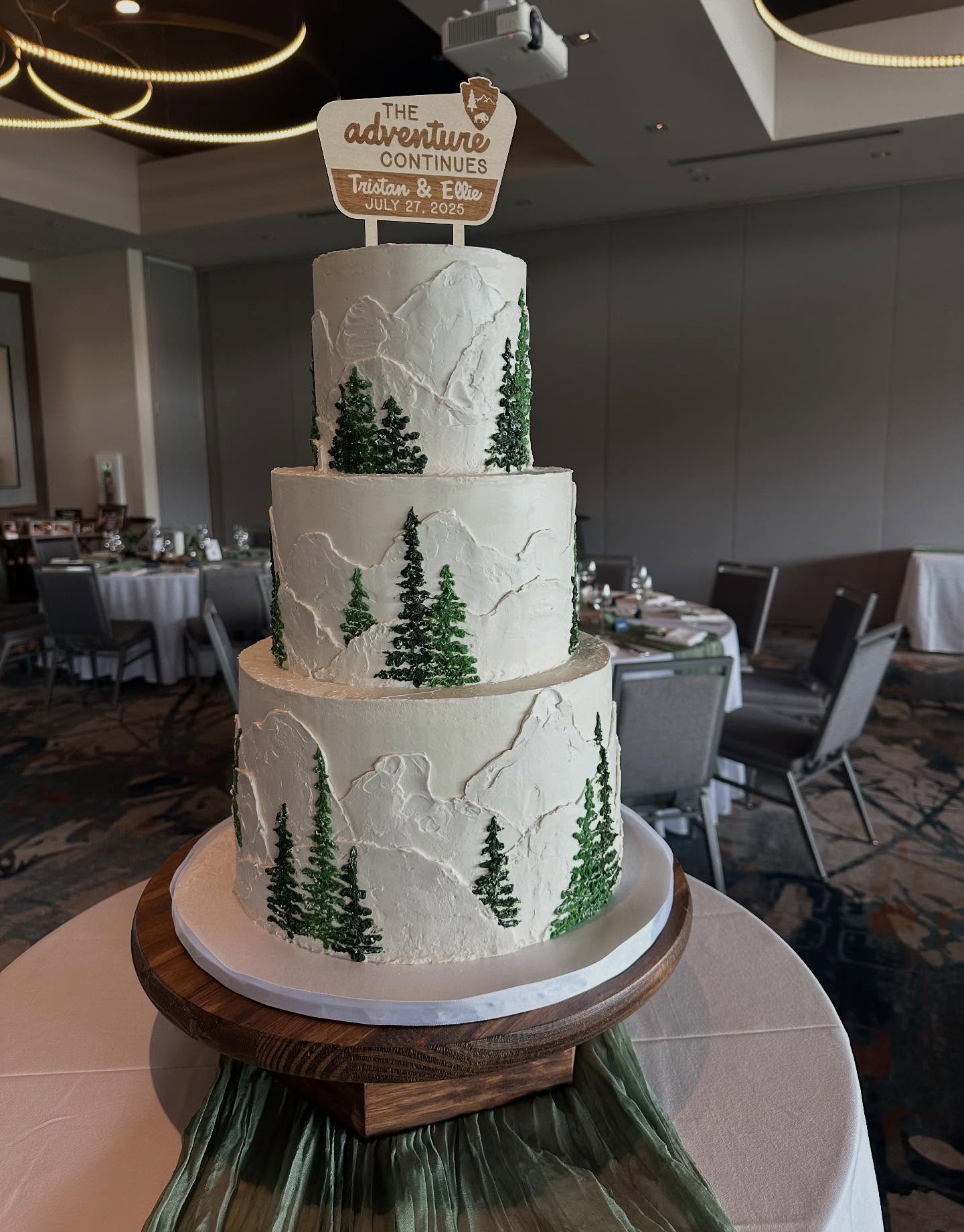 Your adventure awaits….Delivered this majestic mountain beauty to the beautiful and stunning @promontoryclub Double Deer Ballroom. Each table was based off of a different national park. Such a fun wedding theme. The cake was created as an extension of that theme.
Cake insides: Top-white Raspberry, Middle-Fresh Lemon, Bottom- Cookies and Cream
Wedding Coordinator: @heirloomweddingsutah
Cake: @bakingmemoriesutah
#mountainwedding #mountainweddingcake #utahweddings #utahweddingcakes