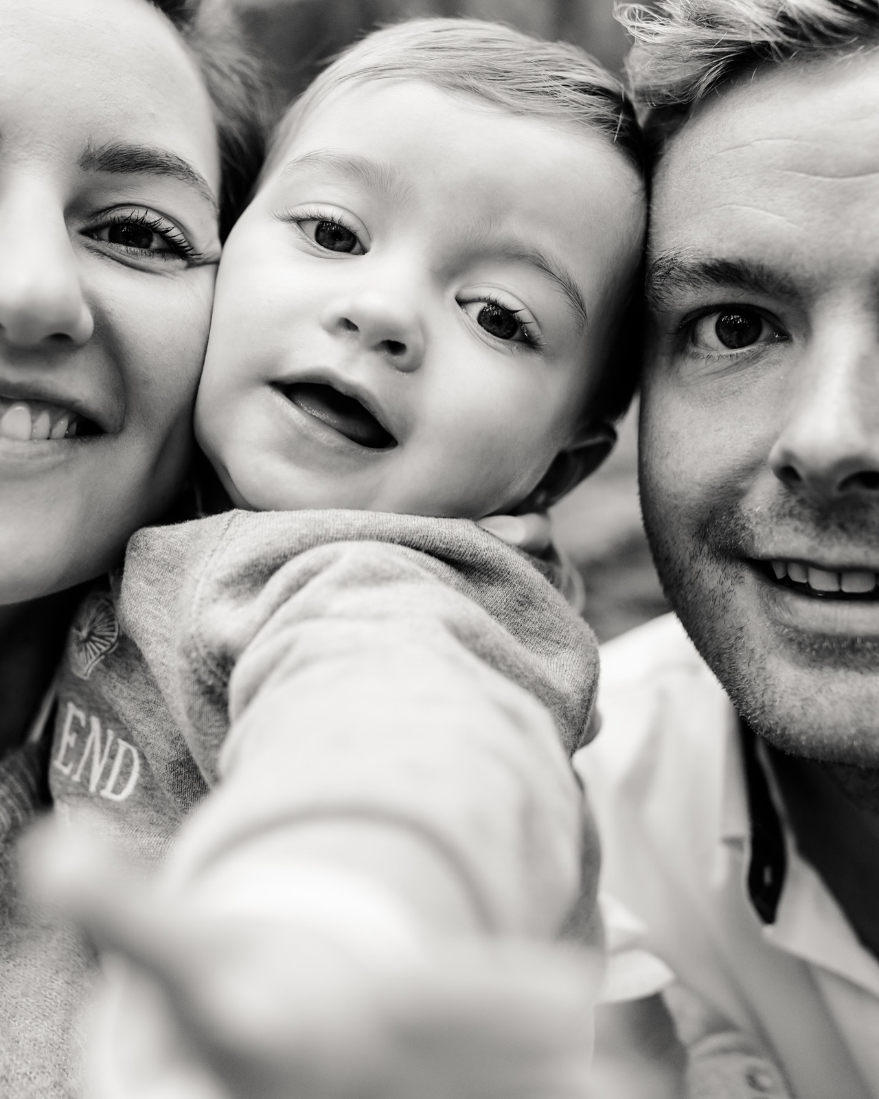 Ces petites mains curieuses, ces sourires qui débordent… C’est exactement ce que j’aime dans les séances famille 🤍
On oublie les poses parfaites et on se concentre sur l’essentiel : votre complicité.
Parce que ce sont ces gestes naturels, ces rires spontanés et ces regards qui parlent d’amour qui rendent vos souvenirs uniques.
Mon rôle ? Créer un espace où vous pouvez être vous-mêmes, sans pression, sans artifice. Pour que dans quelques années, en revoyant ces photos, vous retrouviez non seulement vos visages, mais aussi vos émotions ✨
👉 Et vous, vous êtes plutôt moments posés ou moments volés ? Dites-moi en commentaire 🫶
—
#melanievauryphotographe#photographefamille #seancefamille #photographesenlis #photographeoise #souvenirsdevie #photographieémotionnelle #momentvrai #photographeenfant #photographebébé #photographelifestyle #familleheureuse #photospontanée #viedefamille #photosnaturelles #seancephotoexterieure #photographeprofessionnelle