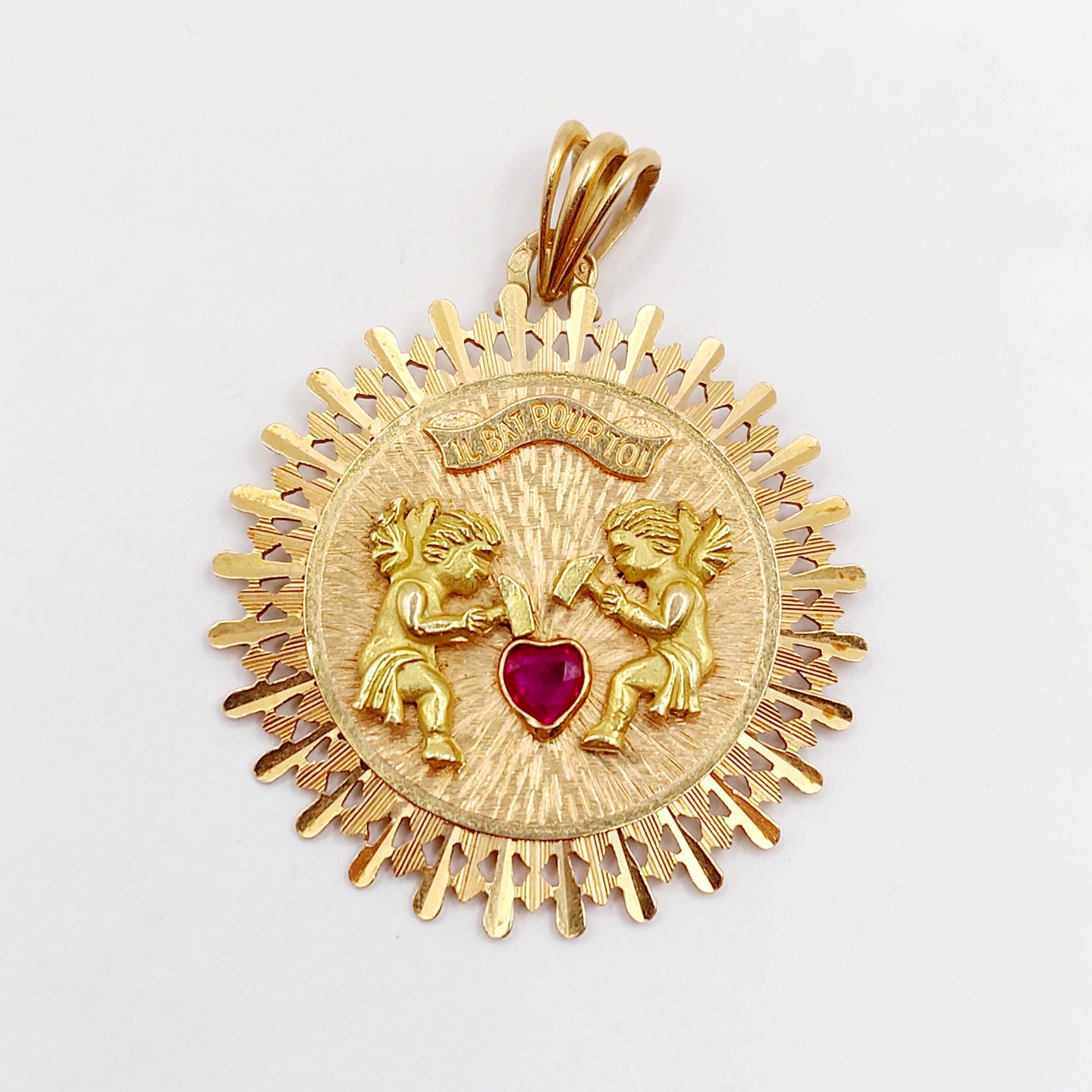 /// SOLD /// RARE XXL French love medal 18k rose gold articulated cherubs "Il Bat Pour Toi" set with heart-shaped synthetic ruby (circa 1970) charm pendant
PRICE : 1300€
Magnificent and very rare French goldsmith work: the cherubs are articulated and move
"Il Bat Pour Toi" means "He/it Beats For You"
Size: 42 x 31 mm (including the bail)
Weight: 5.93 g
Micro scratches from use
Eagle's head hallmark and "C Lune P" goldsmith's hallmark (French Hallmark)
#ilbatpourtoi #lovecharm #lovemedal #augis #frenchjewelry