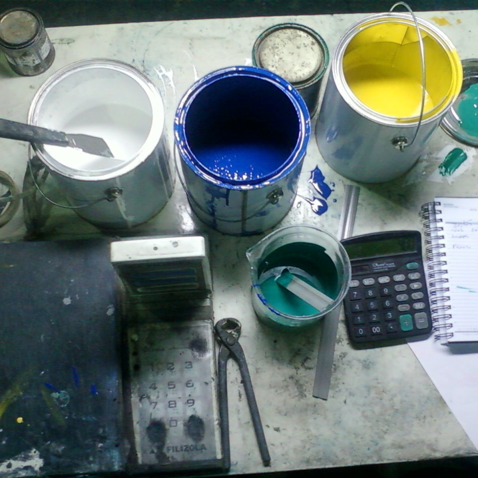 🔬 Misturadores e Balanças: a base da qualidade no epóxi
A resina epóxi é um produto bicomponente — ou seja, depende da mistura perfeita entre resina e agente de cura para que ocorra a cura correta. Essa proporção não é “no olhômetro”: é calculada quimicamente, e qualquer erro compromete o resultado final.
👉 Se faltar agente de cura: o piso nunca seca.
👉 Se sobrar agente de cura: surgem manchas oleosas e defeitos de superfície.
Por isso, usamos misturadores e balanças profissionais, que garantem a homogeneidade da mistura e respeitam a proporção estequiométrica definida pelos nossos químicos.
🧪 Para garantir qualidade, segurança e durabilidade: chame a ABC Epóxi!
📍 Especialistas em resina epóxi, autonivelante e rodapé abaulado.
💬 Orçamentos via direct!
#resinaepoxi #epoxipiso #misturaepoxi #balancaprecisa #autonivelante #curaperfeita #engenhariaquimica #pisoindustrial #epoxiprofissional