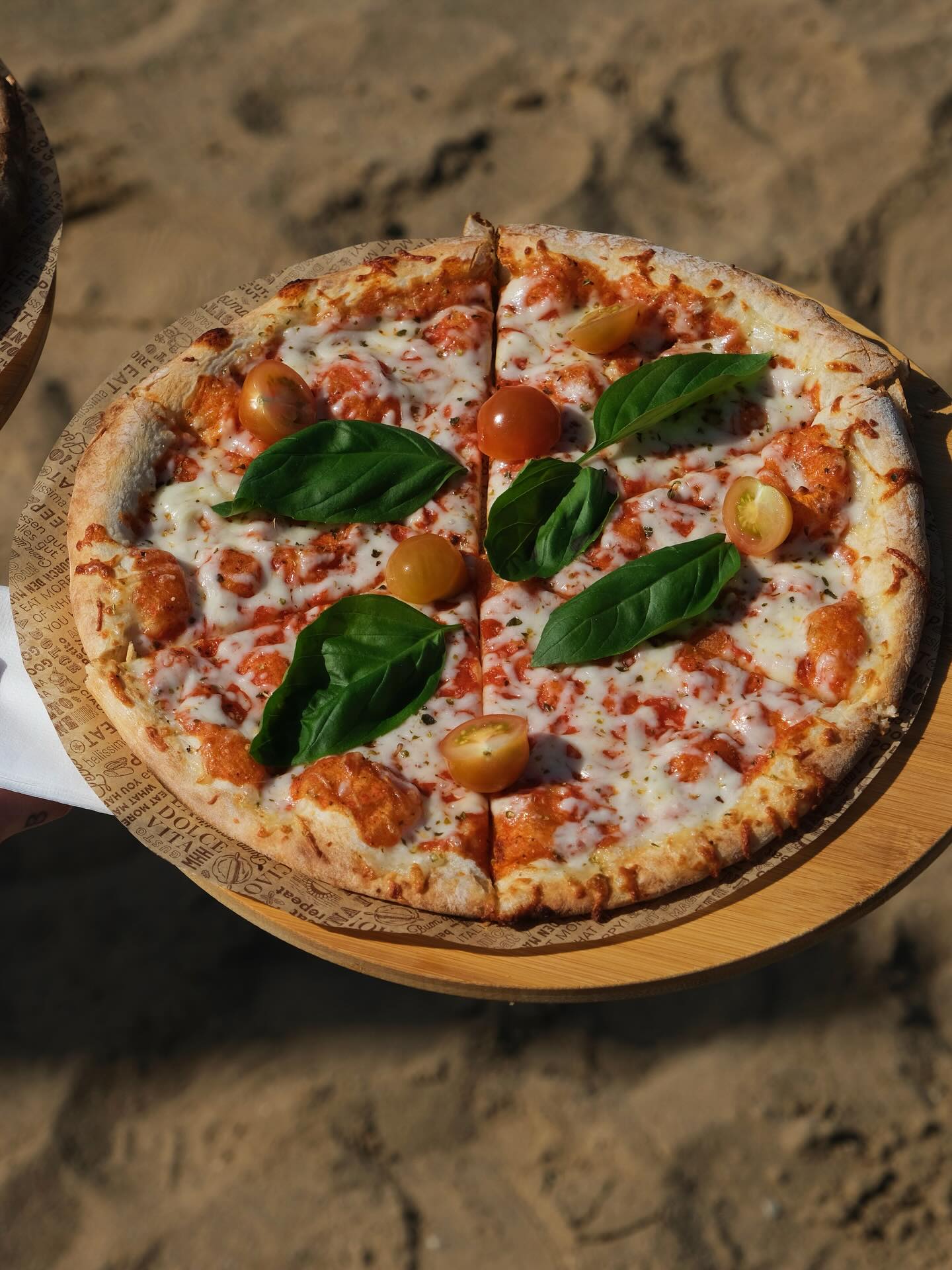 Pizza schmeckt immer – und noch besser mit Sand unter den Füßen und Sonne im Gesicht. 😍 Also Schuhe aus, Augen zu und den Sommer so richtig knusprig genießen! 🍕☀️
Und wenn der Hunger doch zu groß wird: In unserem Bistro gibt’s noch viel mehr! 🎉
#pizzaglück #pizzapizzapizza #strandsalon