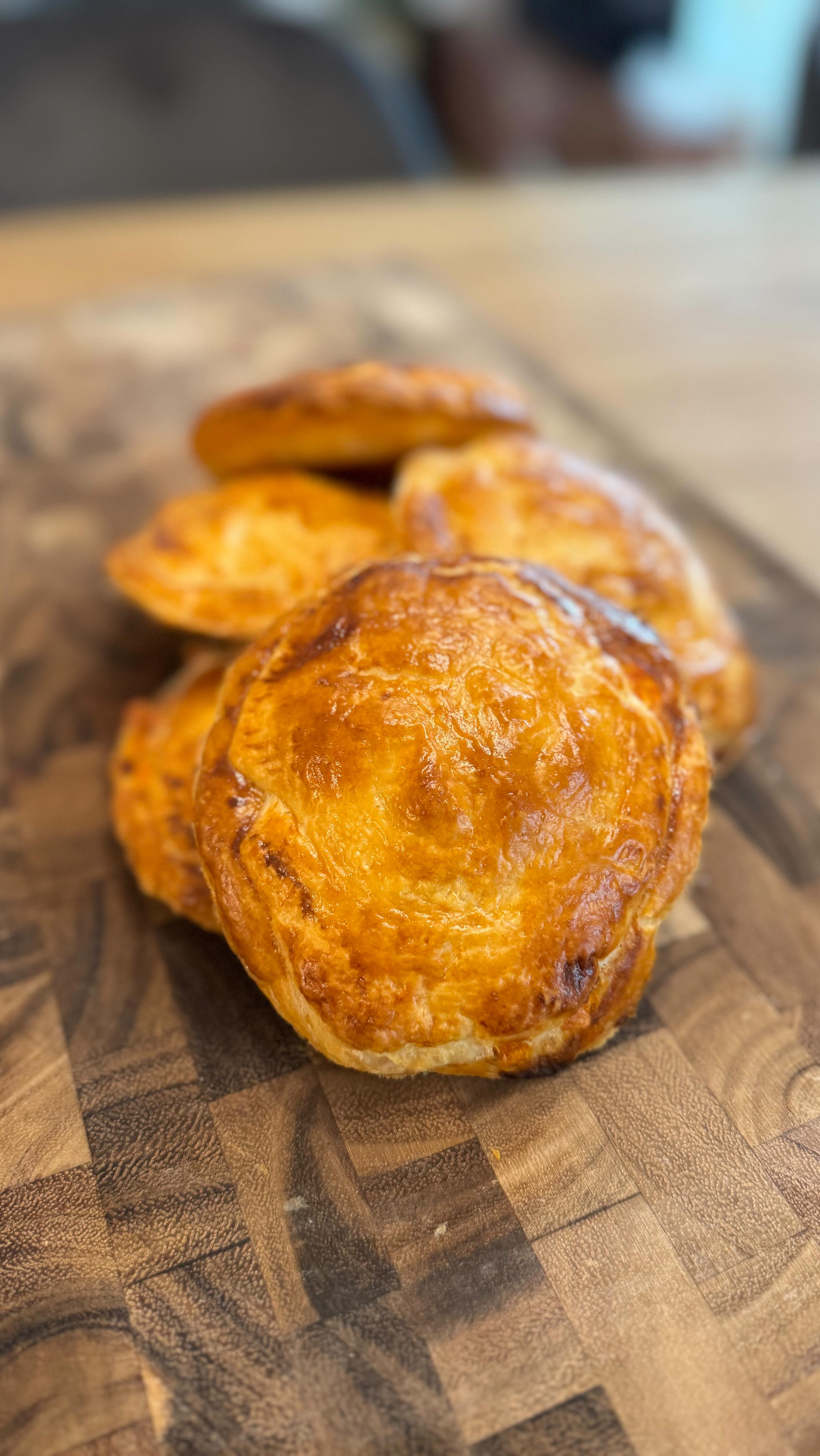 Rustici
Ingredienti:
• 2 rotoli di pasta sfoglia
• 200 g mozzarella (ben scolata)
• 200 g pelati (scolati)
• 1 cucchiaino di origano
• Sale, pepe, zucchero
• 30 g burro
• 30 g farina
• 300 ml latte
• Noce moscata
• 1 uovo (per spennellare)
Preparazione:
Besciamella:
Sciogli il burro, aggiungi la farina e mescola. Versa il latte poco per volta e cuoci fino a ottenere una crema densa. Condisci con sale, pepe e noce moscata. Passa la besciamella al setaccio.
Unisci la besciamella ai pelati scolati. Aggiungi un po‘ di sale, pepe, zucchero e aggiungi l’origano.
Taglia la mozzarella a pezzetti. Stendi la pasta sfoglia e ricava dei dischi (usa un bicchiere o coppapasta).
Metti un po’ di salsa (besciamella e pelati) e mozzarella su ogni disco. Copri con un altro disco, chiudi bene i bordi e spennella con l’uovo.
Inforna a 200 °C per circa 20 minuti, finché dorati.
•
•
#rustici#salento#puglia#ricetta#fattiincasa#saporeitaliano#salentina#pugliese#rezept#cooking#recipe#homemade#foodie#mangiare#italiancuisine