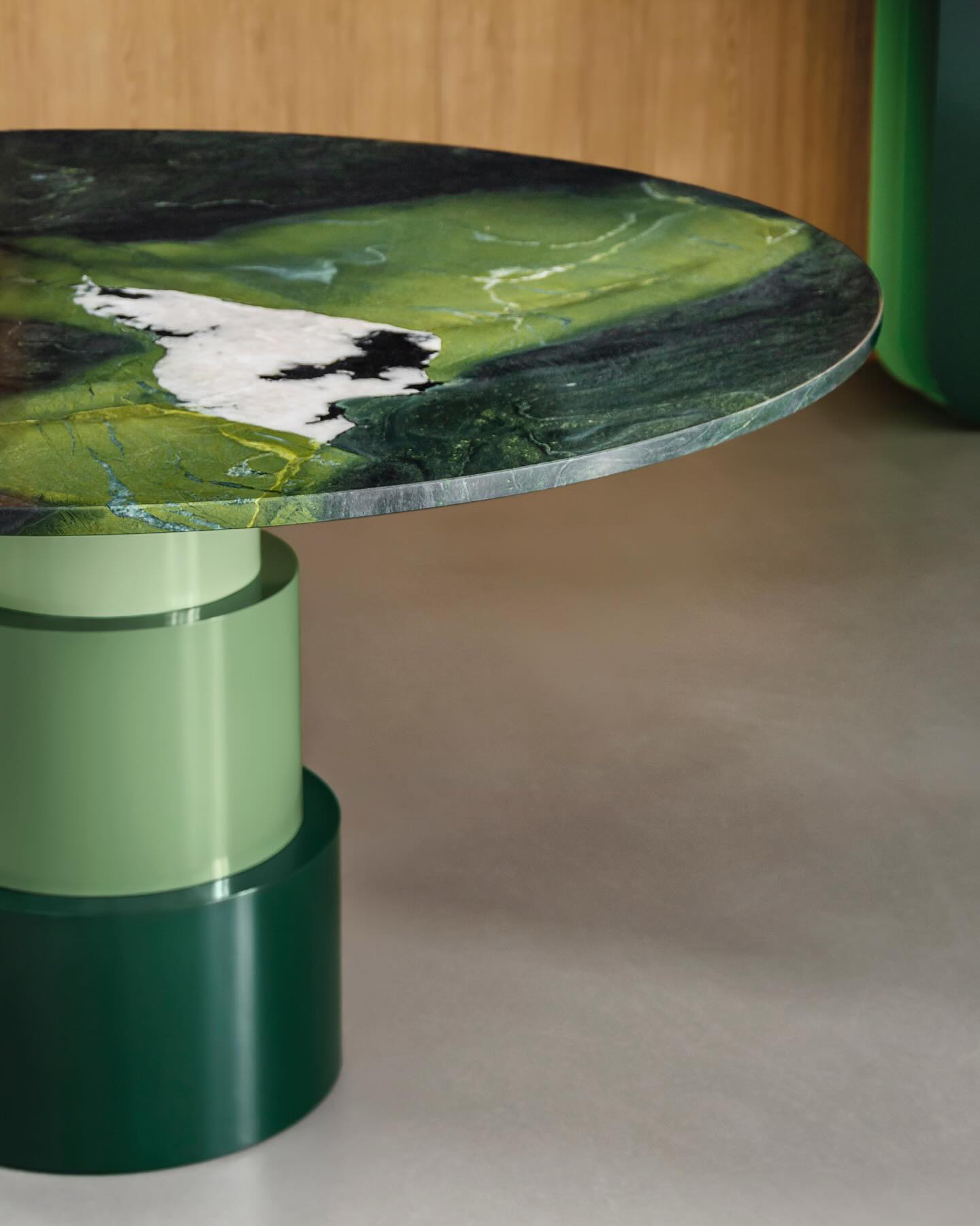 U TURN TABLE AVOCATUS
Dimensions Ø 135 x H 75
With its distinctive silhouette, democratic seating arrangement, and iconic colour scheme, U TURN serves as a striking centrepiece for any open space layout. The central base is made of three tapering cylindrical elements while the sleek tabletop made of Avocatus appears to float above it.
The rich and deep green hues of Avocatus evoke the lush tones of the dense jungle in the Brazilian Amazon Basin, where this stone originates. Light and dark green shades blend with black basalt fragments and white quartz to form a natural patchwork.