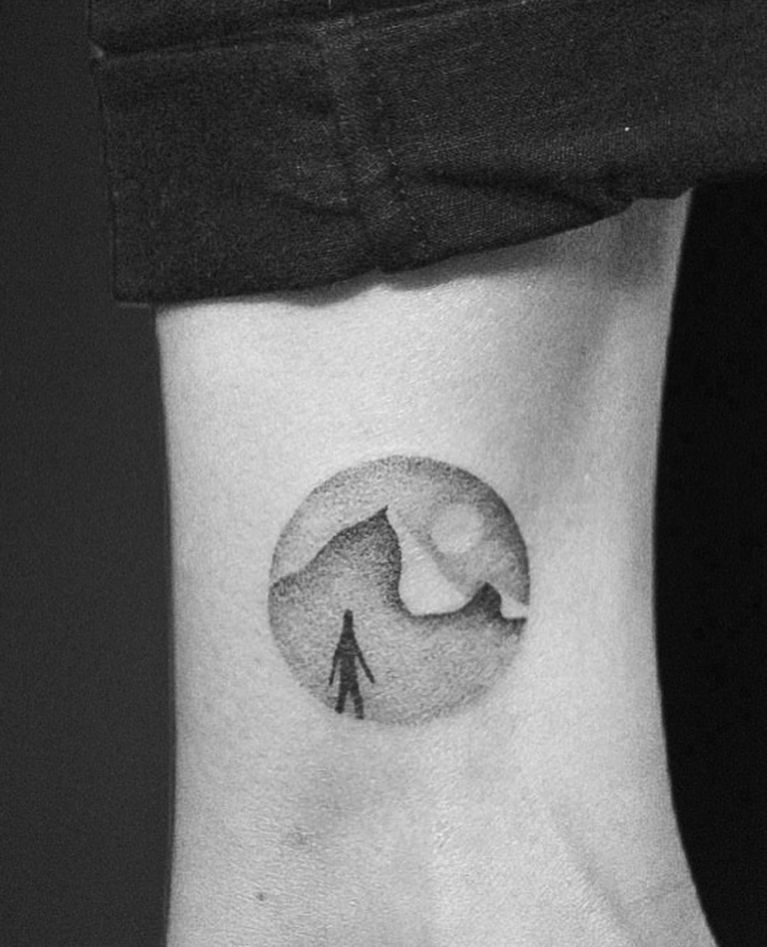 weitblick
merci connie
#weimartattoo
#erfurttattoo
#jenatattoo
#finelinetattoo
#minimaltattoo
#handpoke
#stickandpoke
#ankletattoo
#kleinetattoos
#bergtattoo