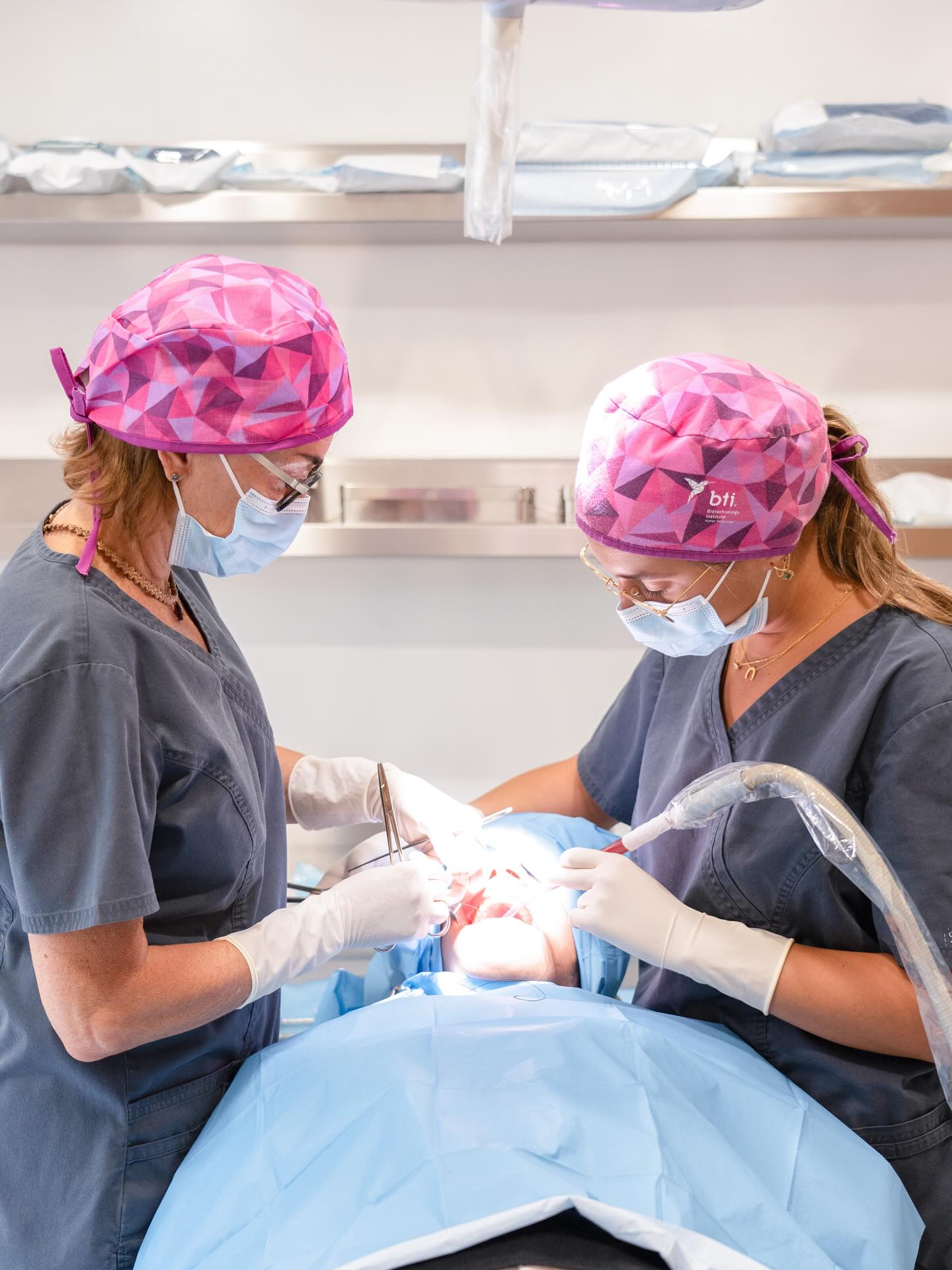 🦷 ¿Qué puede hacer un cirujano maxilofacial por ti?
Más de lo que imaginas...
👉 Corrige malformaciones del rostro
👉 Soluciona problemas de mandíbula
👉 Trata casos complejos de fisura labial
También realiza:
✔ Extracciones complejas
✔ Cirugía ortognática
✔ Cirugías reconstructivas tras traumatismos
Trabaja en equipo con ortodoncistas, logopedas, otorrinos y más 👥
Un cirujano maxilofacial no solo opera: transforma funciones vitales y mejora tu calidad de vida🤩
En Clínica Tresserra es una figura clave en muchos tratamientos.
🎯 ¡Todo empieza con un buen diagnóstico!
Tu calidad de vida mejora: comer, respirar, hablar, sonreír con confianza.
Guarda este post si te estás planteando una cirugía oral o maxilofacial 🙌
#CirugíaOral #CirugíaMaxilofacial #ClínicaTresserra #FisuraLabial #TratamientoIntegral #cirujanos #cirugiabucal