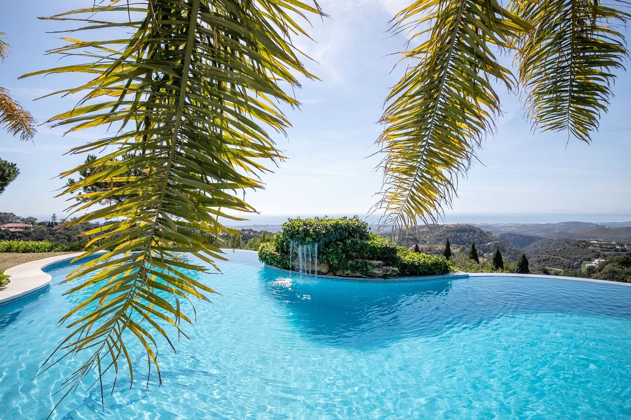 ✨ A rare piece of La Zagaleta heritage with panoramic views of the Gulf Valley, Mediterranean Sea and Gibraltar.
One single owner for 30 years, this property is a slice of History!
✨This villa, designed by Melvin Villarroel, combines Tuscan elegance with modern comfort on a private domain of 4,553 m².
Now listed by Signature Properties.
✨ If you want to know more, we will be pleased to provide you with more details, please contact us
📧 info@signature-properties.es
📞 0034 604 450 892
https://www.derijkstebelgen.com/vastgoed/villa-castellina
@de.rijkste.belgen
#derijkstebelgen #lazagaleta #signatureproperties #exclusivelifestyle #heritage #exclusivehome #homewithasoul