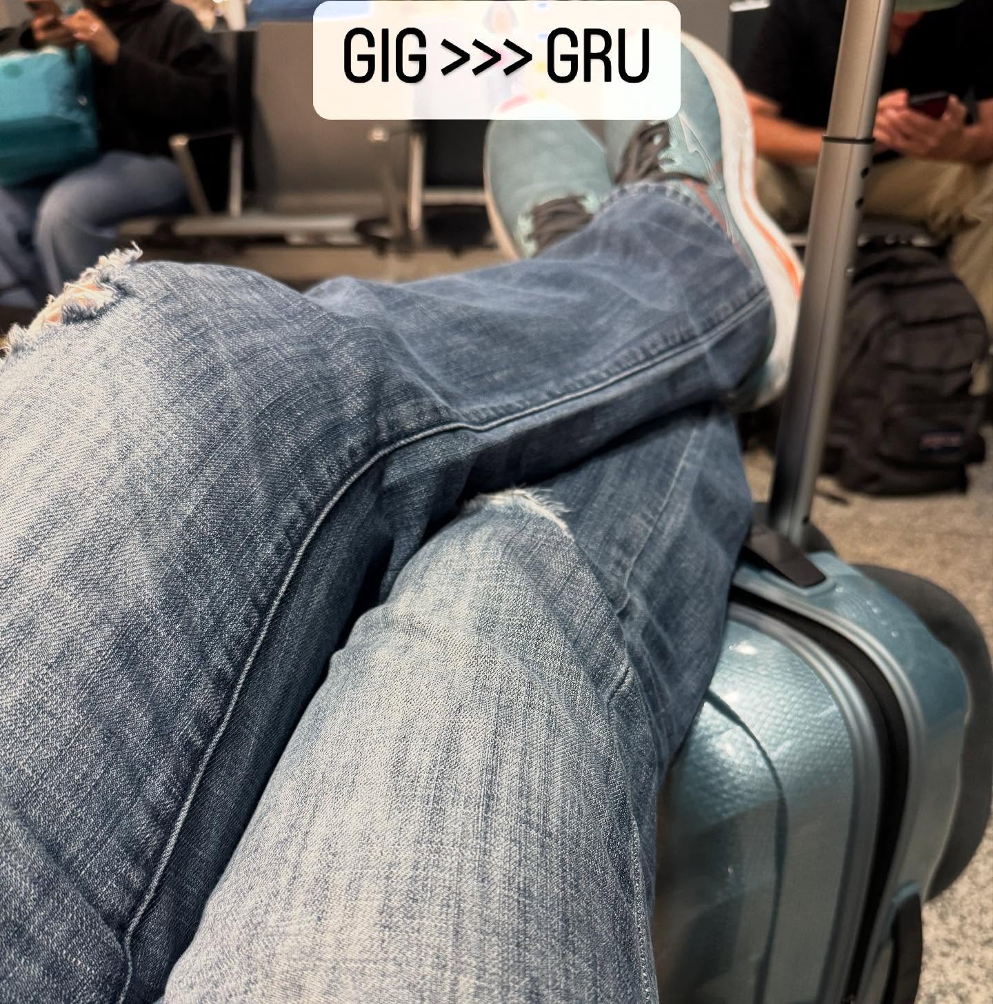 Fim de mais uma linda aventura! Meus sinceros agradecimentos a todo o pessoal artístico e de produção do Theatro Municipal do Rio de Janeiro por mais esta parceria. Obrigado, @ericherrerooficial pela confiança e generosidade. É sempre uma honra e uma felicidade poder exercer este ofício nessa linda casa. E finalmente, obrigado pela parceria, meus amados @luizfernandonevesmalheiro , @juliannasantos539 , @marcosmenescal19 @ludsoprano , @murilo_neves , @pedrorothe , @corotheatromunicipalrj .
Até logo!