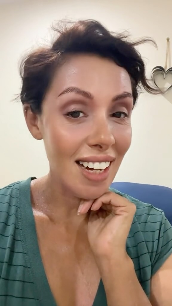 NO, I haven’t chopped my hair off 😅
Just resharing this reel because in the chaos of today… I didn’t get around to creating anything new (can you relate?).
This morning started with a meeting and my GPS having no clue where to go — thanks to roadworks, road closures, and what looked suspiciously like a kite festival happening nearby.
I parked, went for a quick walk to reset, and let my appointment know I was navigating the chaos.
@piccoloespressomiami was completely overrun, so we ended up meeting at @bsktcafe instead (lifesaver!).
Meeting went well, a few things ticked off… and on the way back, turns out they were filming something, so my peaceful walk got cut short. Then it was off to the car wash and back into work mode.
One of my evening meetings was postponed, so I took that as a sign to hit the books and get some study done. 🎓
So no fancy Tummy Tuesday content — just real life, a reset, and showing up however I can.
How was your Tuesday?
#TummyTuesday #RealLifeReset #LiveThrive365 #HolisticWellnessCoach #WellnessWithHumour #GutHealthJourney #WomenWhoThrive #BusyButBalanced #EverydayWellness #ResetAndRefocus