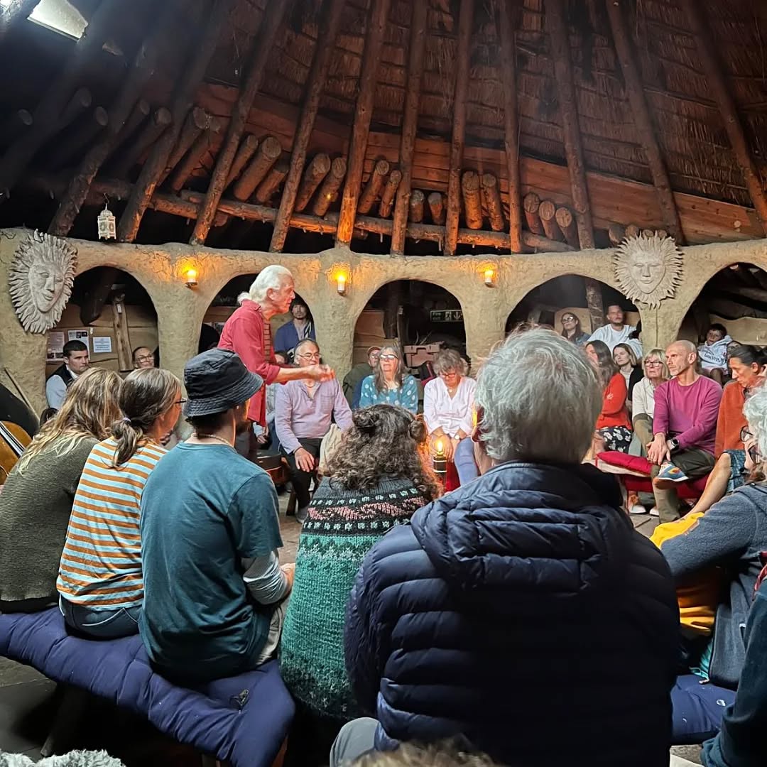 A very full house at last night's storytelling! Thank you all for coming, and thank you to Hugh Lupton and Sarah Moody for a wonderful evening!
We hope you all enjoyed and look forward to the next on Sunday evening where we will be joined again by local storyteller Dafydd Davies-Hughes!
All profits go back into the project so thank you for all your support!
...
Llond lle o bobl yn y ty crwn neithiwr! Am noson fendigedig ~ diolch i bawb am ddwad i gefnogi a gobeithiwn weld chi eto nôs sul nesa!