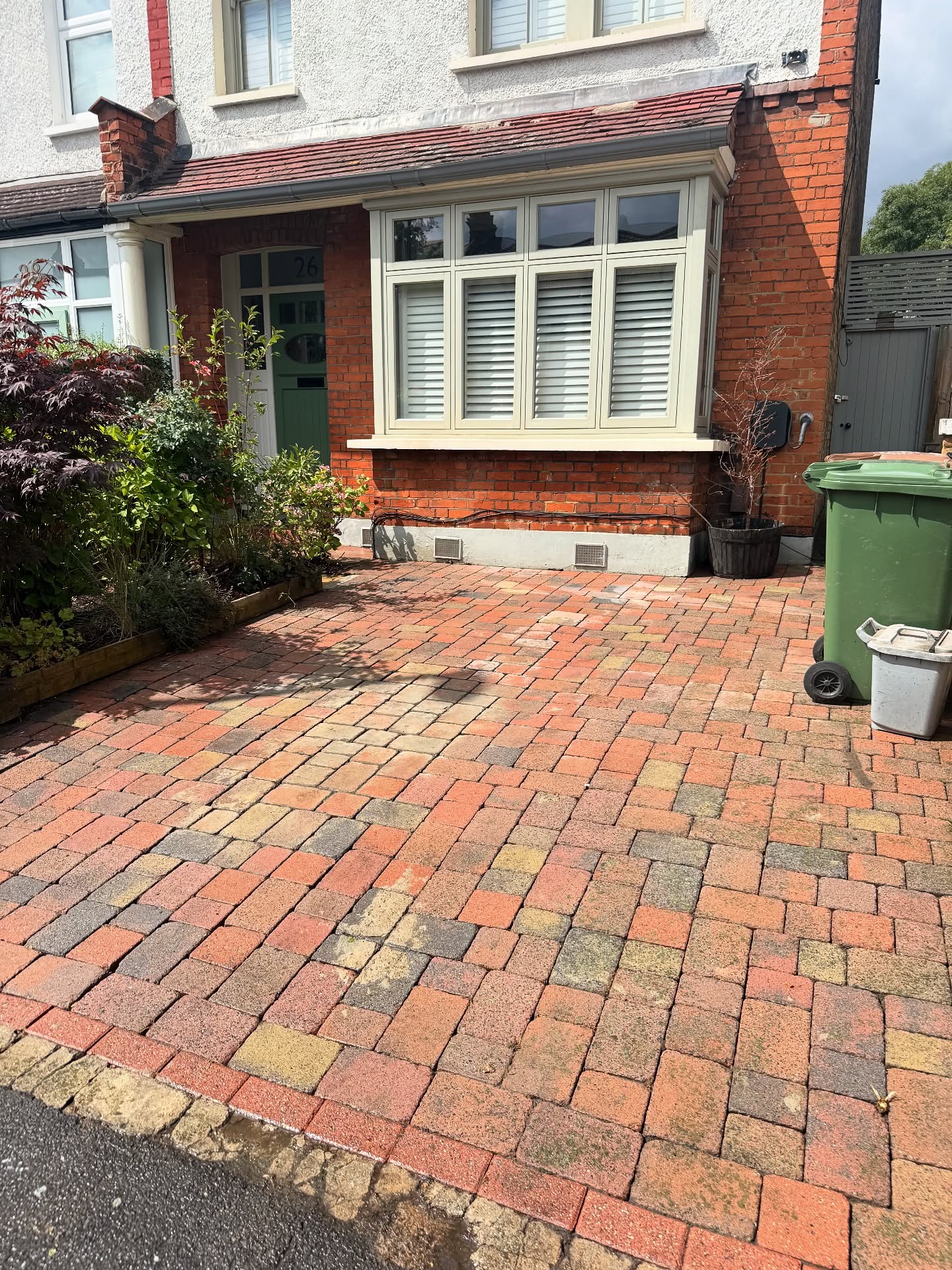 3 x visit process, first is a weed kill, then clean, than apply the died kiln sand to suppress further growth #gardening #gardeninspiration #plantlover #greenthumb #urbangardening #backyardgarden #growyourown #organicgardening #gardendesign #gardenlife #plantsofinstagram #instagarden #landscaping #homegarden #permaculture #gardenlove #flowergarden #naturelover #raisedbeds #gardeningtips #outdoorliving #gardenphotography #plantsmakepeoplehappy #gardenstyle #sustainableliving