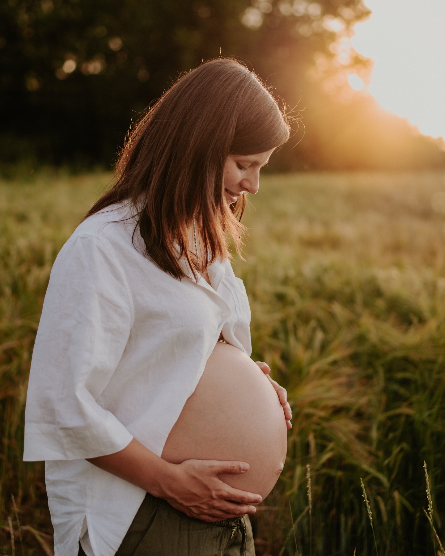 Liebevolle Kugelmomente im Abendlicht ☀️
Neben den gemeinsamen Momenten mit dem Partner entstehen bei solchen Shootings oft auch ganz besondere Fotos bei denen der Fokus ganz auf den werdenen Mamas liegt.
Diese Bilder fangen die wunderschöne Verbindung zwischen Mama und Kind ein. Sie zeigen Kraft, Ruhe, Liebe – und die einzigartige Schönheit dieser Zeit.
Gerade diese ruhigen, persönlichen Aufnahmen sind oft die, die später am tiefsten berühren. Und genau diese besondere Zeit möchte ich für euch noch einmal ganz besonders festhalten, und natürlich ins richtige (Abend)Licht rücken☀️😉
#babybauchshooting #sommerbaby2025 #babybauchliebe #bauchshootingimabendlicht #pregnancyglow #kugelzeit #babybauchfotografie #natürlichebabybauchfotos #mamawerdung #sommermomente #lichtdurchflutet #liebeimbauch #schwangerschaftsfotos #emotionalefotografie