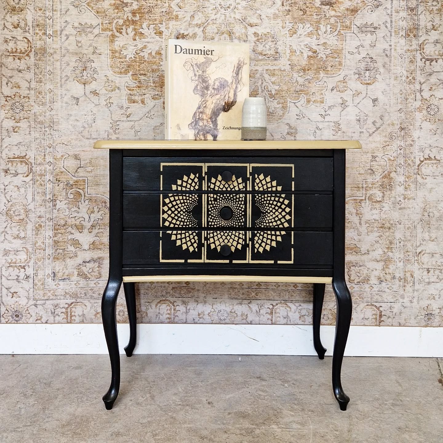 French stijl Dressoir
Prachtige vintage look Dressoir
Refurbished in de kleuren zwart met crème patronen tot een echte eyecatcher!
#minadonyavifurniture #lovemyjob #Netherlands #nijmegen #noordbrabant #design #meubels #interieurstyling