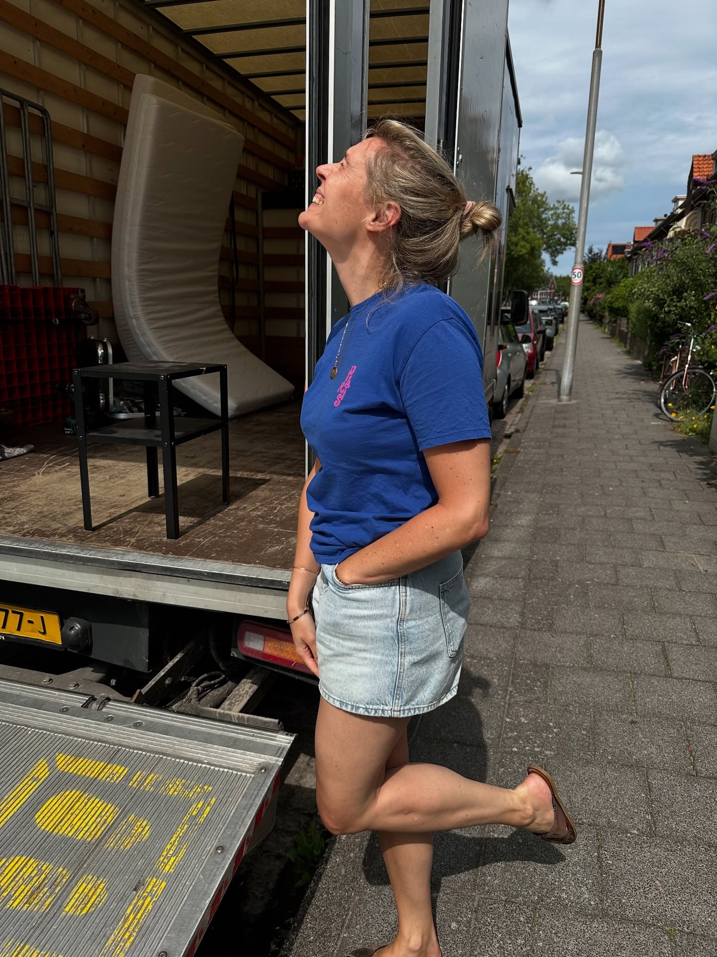 Als ik terugkijk op mijn leven wil ik niet denken: zo, ik heb lekker mijn hart beschermd. Heb veilig gespeeld zodat mijn ziel niet op getrapt werd, mijn tranen ongebruikt opgeslagen zitten, mijn haar nog altijd netjes en mijn stem beleefd.
āIn the end I want my heart to be covered in stretchmarksā - Andrea Gibson
De liefde heeft me binnenste buiten gekeerd. Alles wat ik dacht dat normaal was in een ander licht gezet.
En toch.
En toch kies ik om het nog een keer te doen.
De liefde toe te laten. Nog een keer het risico te nemen met mijn hart om betrapt en verscheurd te worden.
Maar ook om intense liefde te voelen: samen dansen in de woonkamer, dat er thee voor me wordt gezet, te leunen bij hard things en te vieren van de highs. En vooral: alle aspecten van het vrouw zijn toe te laten.
Dus zet ik niet alleen mijn hart weer open, maar ook mijn huis. De safe space waar ik huilend op de grond lag toen mijn nieuwe geliefde plots overleed. Waar mijn huwelijk niet was wat ik dacht. Waar een ego deel van mij besloot: āje hebt zoveel om dankbaar voor te zijn, dus accepteer dat romantische liefde niet voor jou bestemd isā.
Een gezin van 6, nooit kunnen bedenken en toch is het hier.
Omdat ik houd van het avontuur van het leven. Omdat ik geloof dat liefde wint. En ik wil terugkijken op mijn leven wanneer de dag daar is en afsluiten met: I freaking lived my life.
Waarom ik dit met je deel is omdat dat the practice of life is vanuit leiderschap. Niet proberen te leven zonder angst, maar te leren kiezen voor nĆØt een beetje meer vertrouwen en moed. Met ruimte voor alle verlangens die je hebt ā¤ļøāš„
Join me when you are ready āļø