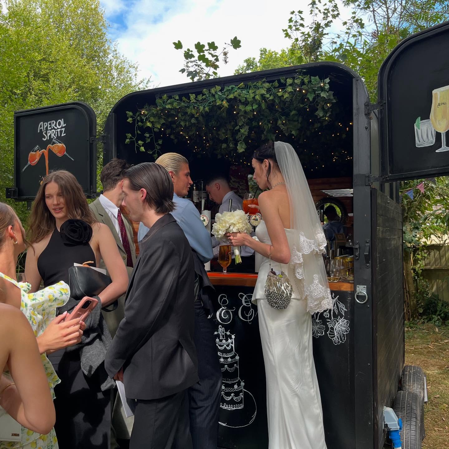 Honoured to be part of James and Eva’s unforgettable day! Cheers to a lifetime of happiness! 🤩🥂🍾
#mobilebar #wedding #weddingbar #bar #horseboxbar