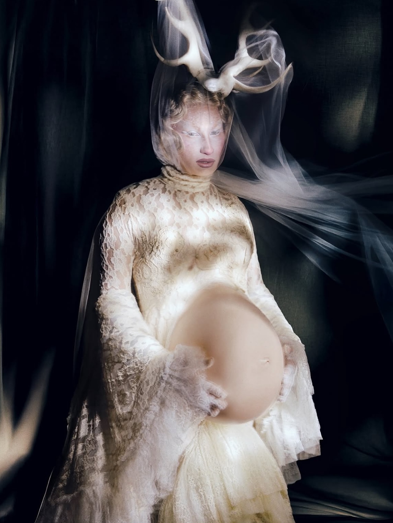 My bewitching girl @moondragqueen 🤍 rocked for the third episode of @dragrace_france ALL STAR 🌟 and category is Inflate with headpiece made in 3D printing ! I am in love with this poetic look she presented ✨❤️, your drag is flawless, you are a true artist with a lot of sensibility and aesthetic, thank you for trust in our fashion vision. ❤️✨
.
📸 by genius @valentinfolliet
Thanks to my team for help @charles_dalloz ❤️
.
#fashion #costume #stage #dragracefrance #romainthevenin #moon #deer #3dprinted #mcqueen #feather #married #poetic #mecanism