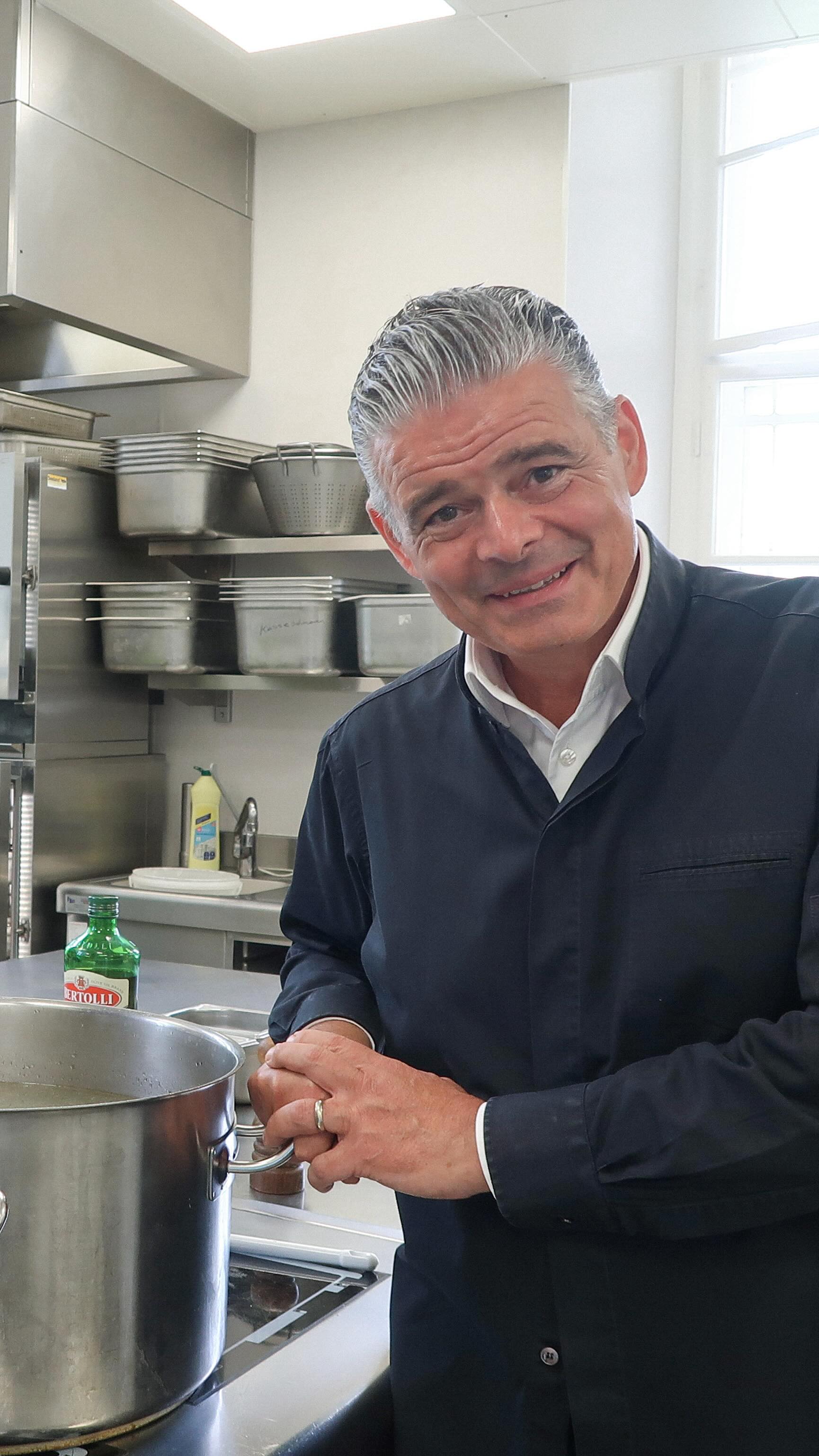 🍷🍇 Der kleinste Weingarten der Welt? 👀 Ja, den gibt’s - mitten im Schloss. Und der Andi serviert dir a Achterl & Wiener Schmankerl dazu.
#SchlossSchönbrunn #Vienna #VisitVienna #VisitSchlossSchönbrunn
#Joseph2 #WienGenießen #Restaurant #RestaurantWien #Wien #Vienna #FoodGuideVienna #Foodguide #WienerKüche #visitVienna #SHIGroup #Wein #WienerWein