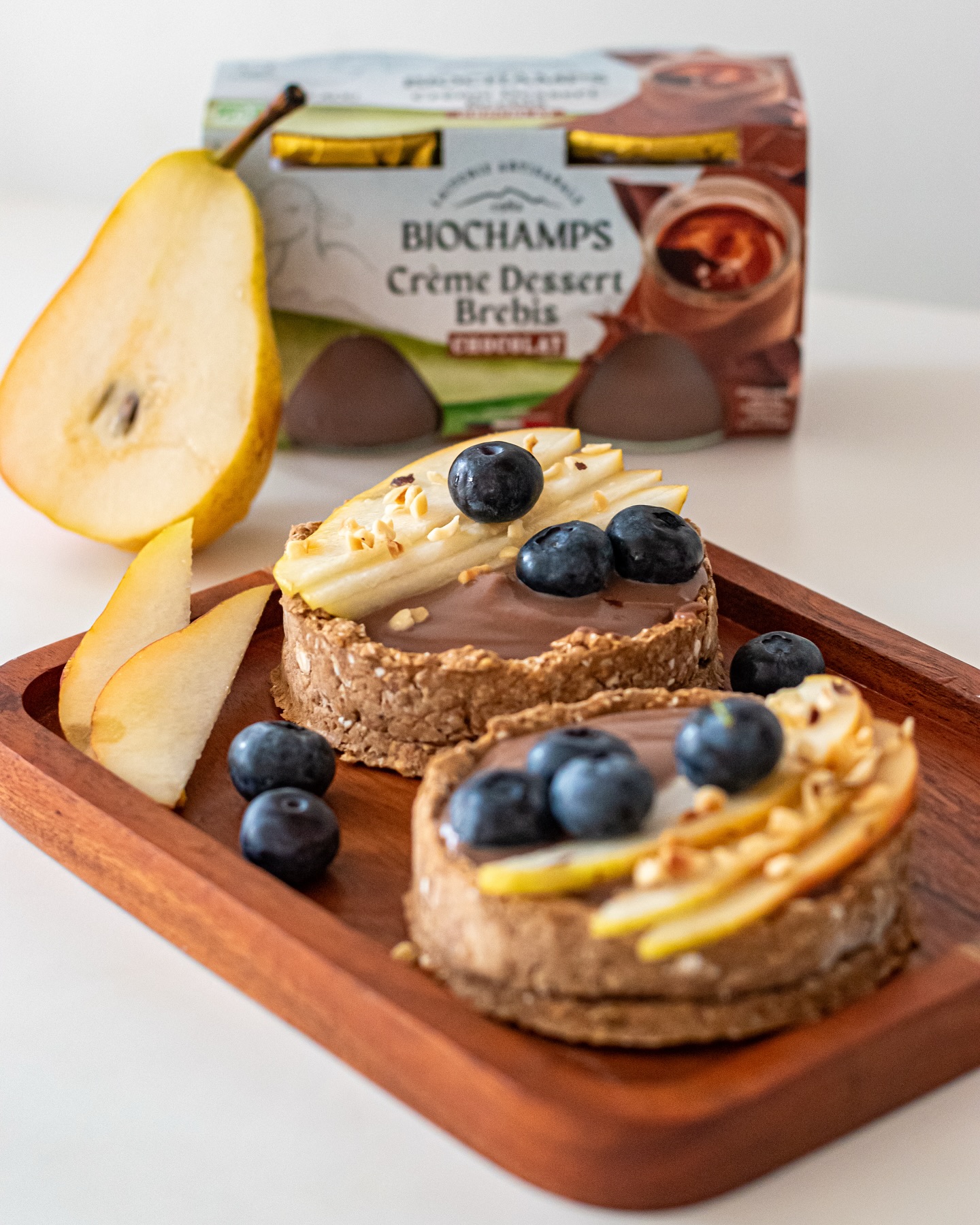 🍐 Tartelette express chocolat & poires d’été 🍫
Les premières poires juteuses pointent le bout de leur nez, et ça méritait bien une petite douceur express ! Une base croustillante aux flocons d’avoine, une crème fondante au chocolat, et quelques lamelles de poires bien mûres… Simple, rapide, et ultra réconfortant 😍
Parfait pour un goûter gourmand ou un dessert improvisé.
📌 Recette en quelques mots :
– Pâte minute à base de flocons d’avoine mixés, un peu d’huile, de sirop d’érable et un trait de lait végétal
– Crème chocolat @biochampslaiterie
– Poire fraîche tranchée, déposée juste avant de servir
👉🏻 Pour la pâte aux flocons d’avoine :
✨Ingrédients :
• 100 g de flocons d’avoine (petits ou mixés grossièrement)
• 2 c. à soupe d’huile neutre (ou huile de coco fondue)
• 1 c. à soupe de sirop d’érable
• 2 à 3 c. à soupe de lait d’avoine mélangé avec 1 c à café de cacao
• 1 pincée de sel
• 1 c a s de purée de noisettes @mymeelk
✨Préparation :
1. Mélangez les flocons d’avoine mixés avec le sel dans un bol.
2. Ajoutez l’huile et le sirop d’érable, mélangez.
3. Incorporez le lait petit à petit jusqu’à obtenir une pâte souple mais non collante.
4. Étalez directement dans un moule en tassant bien avec les doigts ou le dos d’une cuillère.
5. Piquez la pâte et enfournez 10-12 min à 180°C (four préchauffé) — ou jusqu’à légère coloration.
6. Laissez refroidir avant de garnir.
✨ Option : Ajoute un peu de cannelle ou de vanille dans la pâte pour un twist parfumé !
🌿 À déguster les yeux fermés… et à refaire tout l’été !
#biochamps #biochampslaiterie #ariege #cremechocolat #tartelette #recettefacile #gourmandisesaine #chocolatetpoire #poiresdete #floconsdavoine #faitmaison #dessertexpress