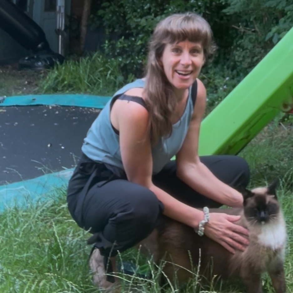 “The psychotic drowns in the same waters in which the mystic swims with delight.”
― Joseph Campbell
Als iets mij vroeger tot waanzin kon drijven dan waren het wel poezen. Of eigenlijk alle dieren van het formaat van een poes of kleiner. Ik zat vol met angst en onveiligheid en dieren triggerde dat in mij. Angst doorvoelen lukte destijds niet, dus werd het vermijden. En waar vermijden niet kon – ons huishouden bestond uit de gekste dieren - ontstond er gekte in mijn hoofd. Volgens mij is het vrijwel altijd niet doorvoelde pijn in het lichaam wat mentaal gek/ziek maakt.
Mijn vader had ook onrealistische gedachten, later gediagnosticeerd als psychotische wanen. Met in mijn beleving niet doorvoelde angst en schuldgevoelens als oorzaak. Sinds mijn eigen heling besef ik me dat het niet allemaal door jeugdtrauma komt. De maatschappij projecteert er ook flink wat angst en schuld op los. Naast zijn onrealistische denkbeelden schreef hij in zijn afscheidsbrief dat hij de wereld anders had voorgesteld, meer liefde en harmonie. Dan denk ik: haarscherpe constatering, wie is er nou gek?
Sommige zielen dragen nou eenmaal een hoger bewustzijn en zien en (innerlijk) weten meer dan de illusie waarin we leven. Gekte en angst kunnen ook signalen zijn dat er iets niet klopt. En hier doorheen bewegen, de illusie voorbij, geeft grote bevrijding ⭐️
#divinefeminine #nieuwetijd #nieuweaarde #heling #gekte #psychoses #angst #illusie #narcistischmisbruik