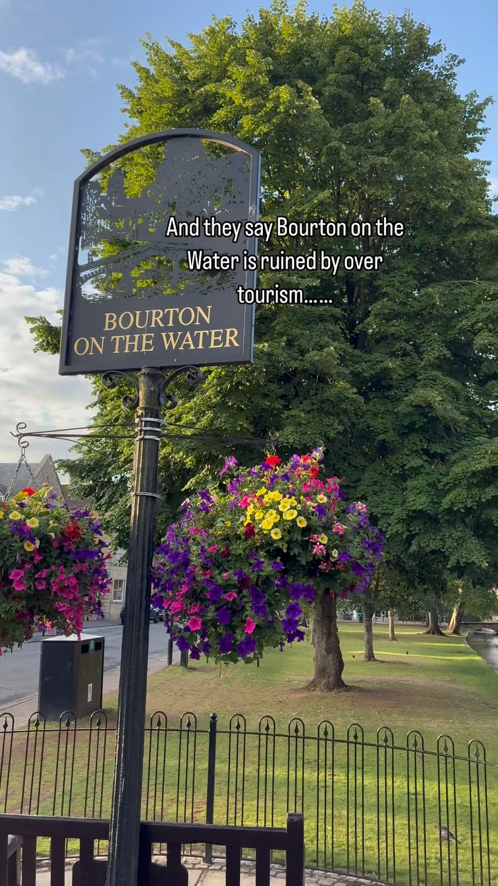 Our pretty little village has been in the press a lot recently @bbcnews quotes ‘Tourism causing CHAOS in the Cotswolds. @dailymail say ‘Tormented villages of Instagram over tourism problem’.
.
.
.
.
The hype might have been a slight exaggeration.
#newsoftheday #cotswoldcottagegems #cotswolds #bourton_on_the_water #bourtononthewater #summervibes☀️ #fakenews