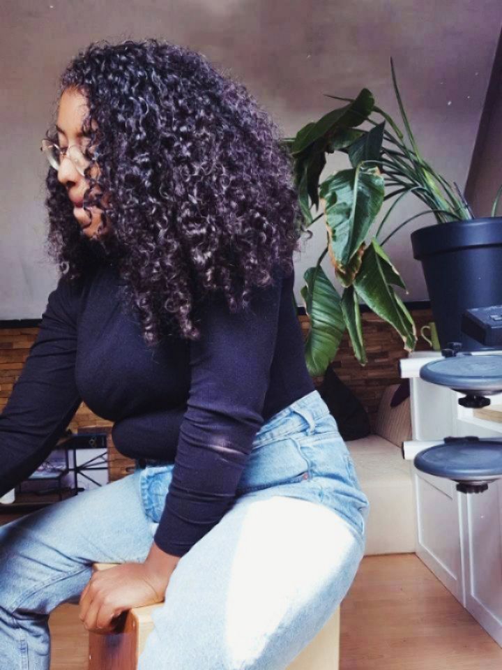 🎶 Feel the rhythm
In dit lied hoor je mijn man spelen (en eerlijk: hij doet het stiekem nóg beter 👏🤗).
Wat een voorrecht om samen muziek te mogen maken. 💛
Heb jij de videoclip van De stilte al gezien?
👉 De videoclip is te zien via mijn persoonlijke YouTube-account: Salomémusicc
#destilte #salomé #cajonvibes #samenmuziek #nieuwemuziek #singersongwriter #geloof