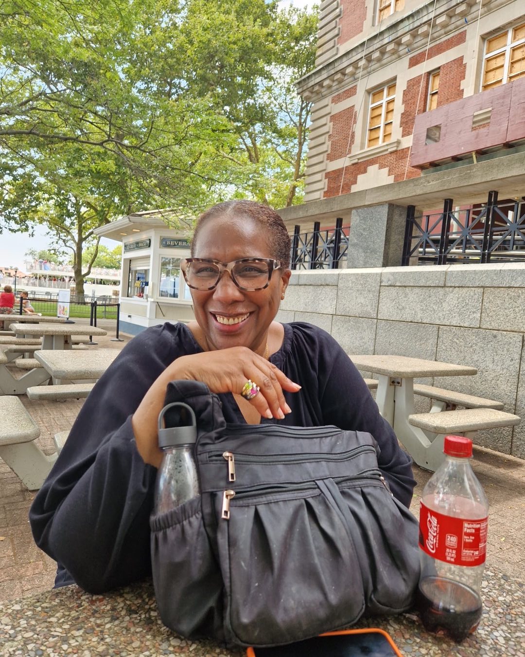 Photo prise par mes clients: capture d’un guide au repos à Ellis Island 😜😂 #ellisisland #nyc #francaisauxusa #tour