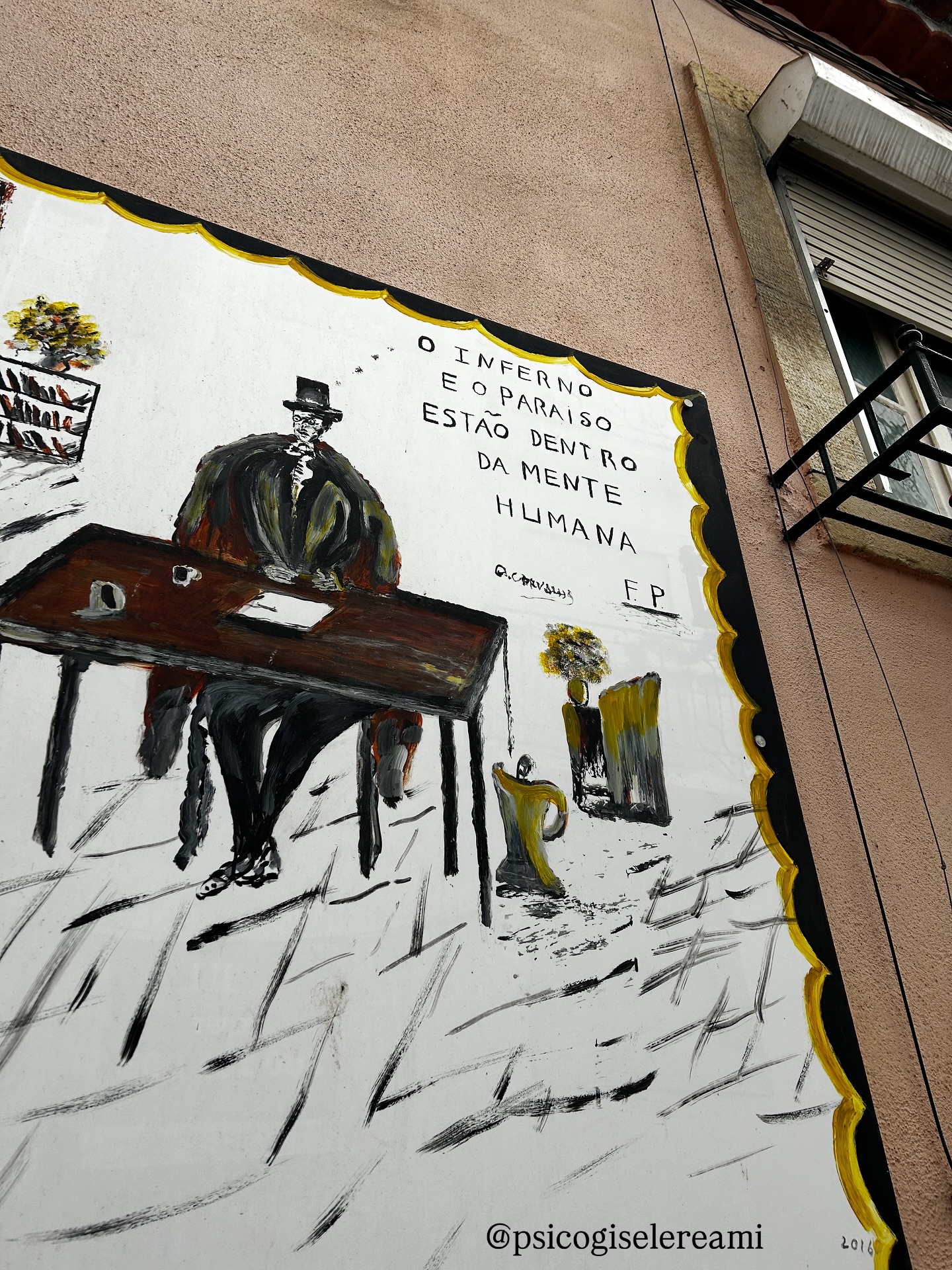 Já contei pra vocês que tenho essa mania de tirar fotos de frases escritas por aí?
Talvez seja isso… coisas de quem trabalha com escuta e anda com o olhar mais afinado por aí.
Tem algo nessas frases que sempre me faz pensar sobre o outro, sobre mim, sobre a vida, sobre o tempo.
A rua fala. E, de algum jeito, a vida vai se expressando por aí também.