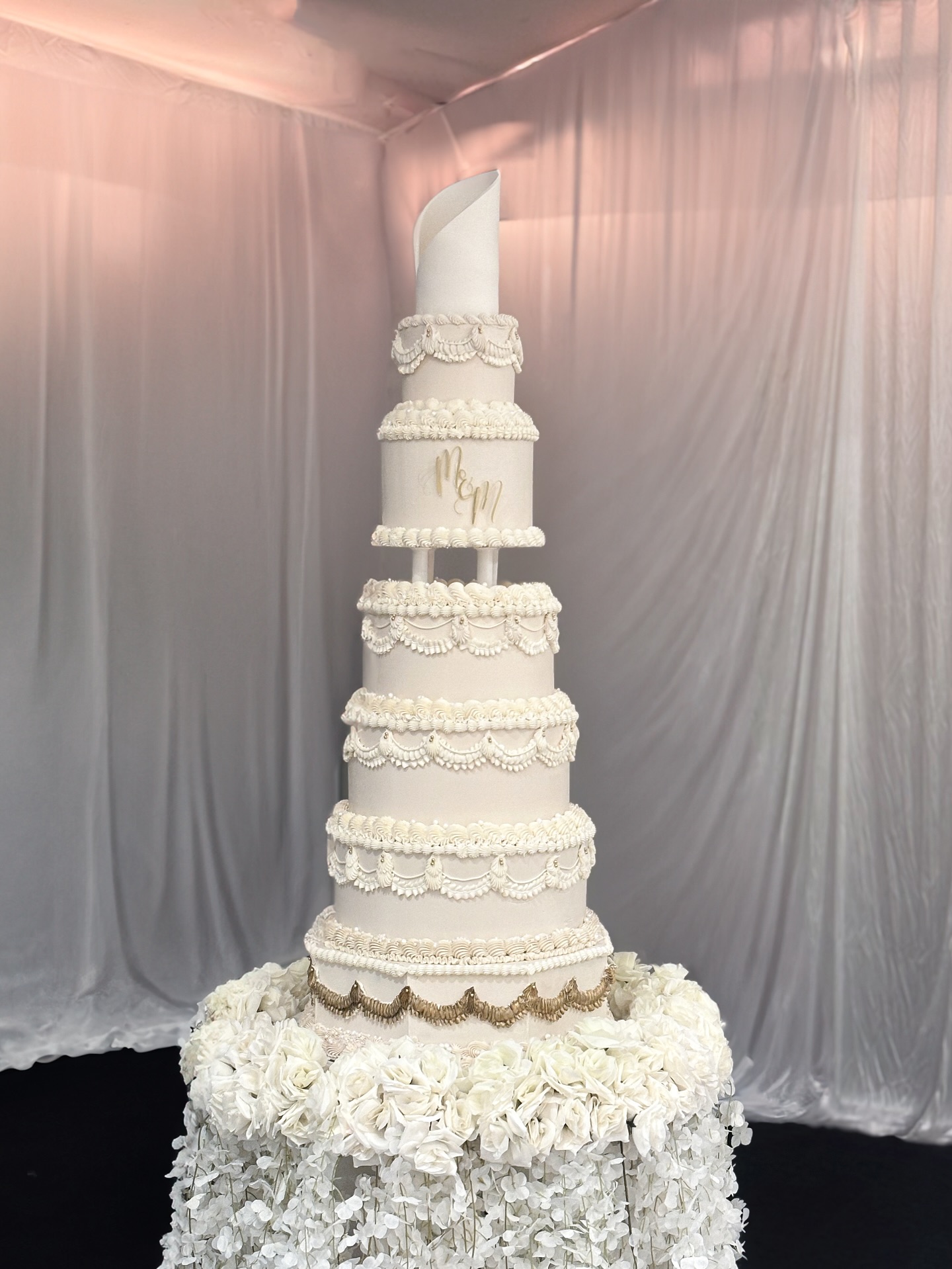 One of my tallest cakes, assembled on sight in four parts. We live and learn with every cake we do and slowly our styles change and adapt! While doing this cake I had to over come many obstacles such as learning a 16inch square cake tin does not fit my oven 🥲…
Every time I look back at past cakes it’s hard to not look at negatives I wish I did, or didn’t do but it’s time to appreciate my art and the accomplishments that is this masterpiece.
I am only 1 person running this business, growing, learning, adapting & overcoming. I am proud of the work I’ve accomplished. I sometimes wish I could hire others to help grow this business but then again that’s not the type of business I have grown. My art is my own and you all come to me for that reason 🤍
#forevergrateful #kaikaicakery #goldcoastweddings #lambethweddingcake #retroweddingcake #tallweddingcakes #weddingcakes #bigweddingcake