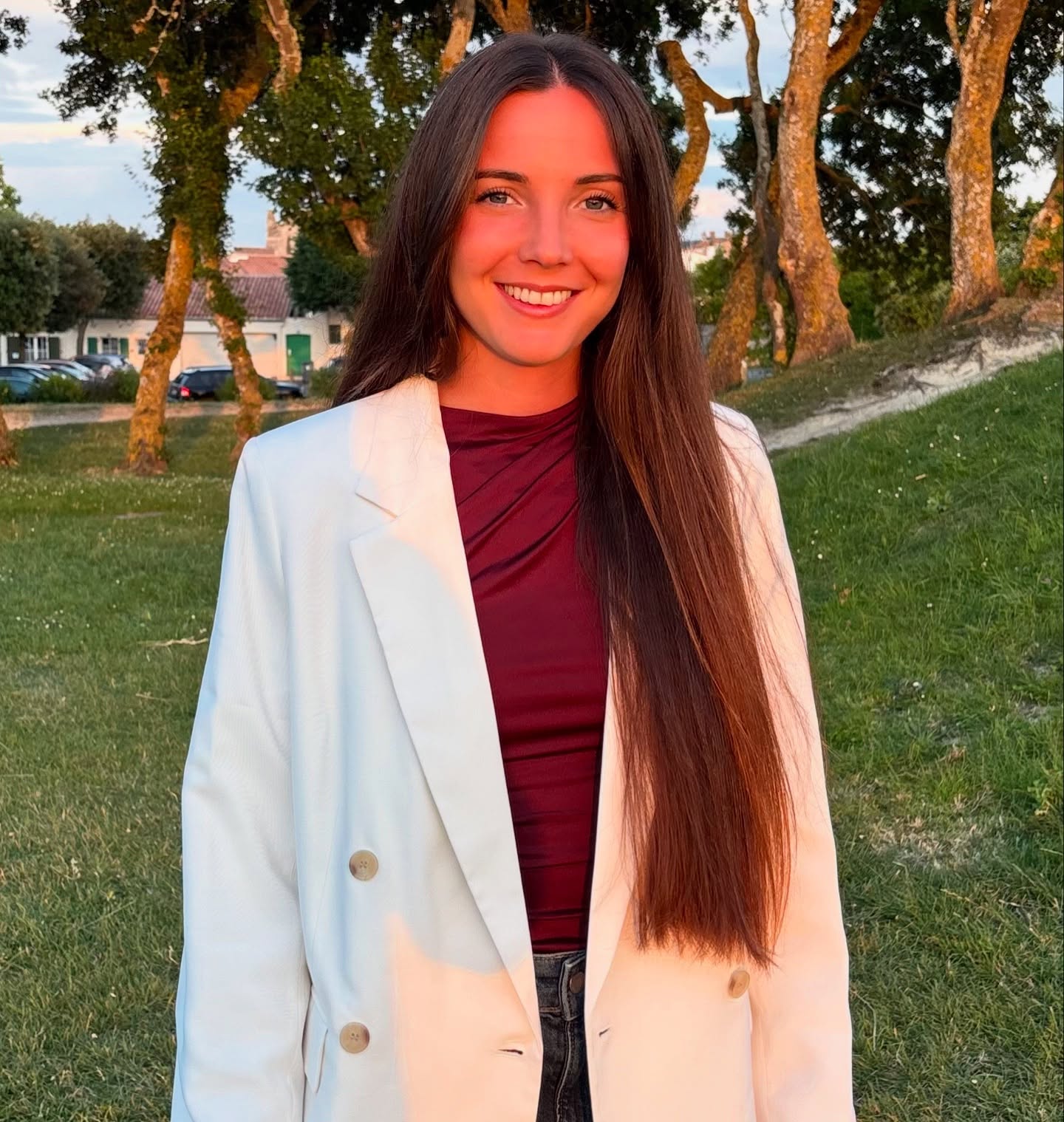 Refuser un CDI pour faire de la préparation mentale ? 😱
Quand j’ai annoncé ce choix, j’ai entendu :
« C’est compliqué d’en vivre… »
« Tu es courageuse, mais tu vas galérer… »
« Tu quittes un poste stable pour ça ? »
« Tu devrais faire quelque chose de plus sûr… »
Derrière ces phrases, il y avait surtout de la peur.
Pas la mienne. Celle des autres.
Peur de l’inconnu.
Peur de l’échec.
Peur de sortir de la voie toute tracée.
Mais moi, j’avais besoin d’autre chose :
➡️ Suivre ma voie.
➡️ Faire confiance à mon instinct.
Deux ans plus tard, je vis de ce métier qui m’anime.
J’aide des sportifs/ humains à (re)trouver confiance, sens et performance. Et j’ai gagné quelque chose d’inestimable : la liberté 😁
Non, ce n’est pas toujours simple.
Mais c’est cohérent, aligné, vivant.
Si tu ressens toi aussi un appel à changer, à te réaligner…
Et que tu ne sais pas encore par où commencer, tu peux m’écrire, je te répondrai avec plaisir ✨
#peurs #cdi #confiance #objectif #prépa #prepamentale #sportif #sports #bienêtre #transformation #resultat