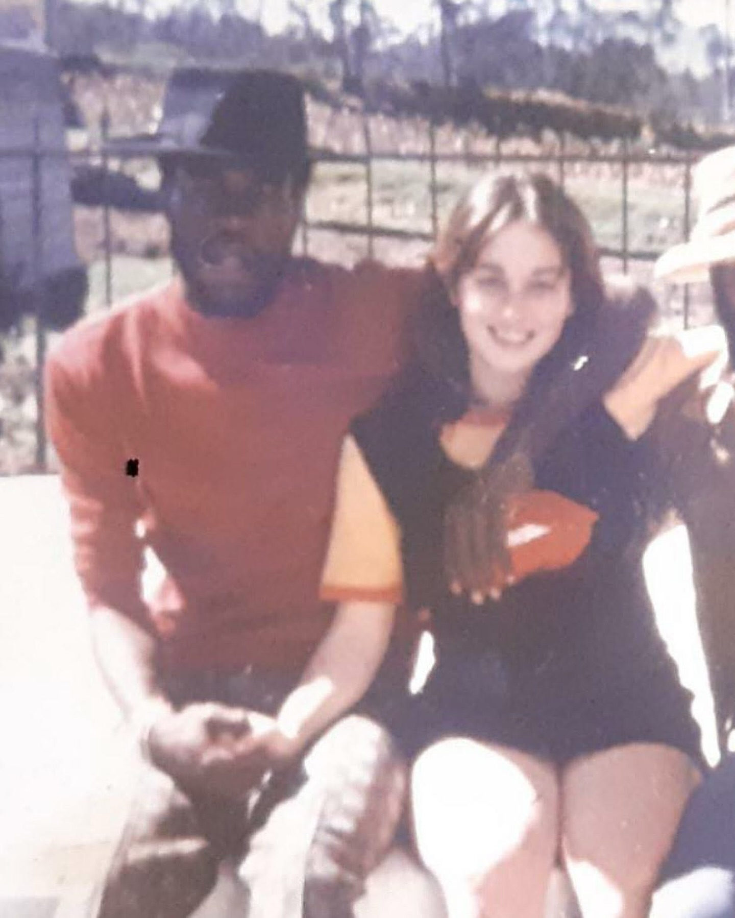 Qué pareja más linda hacían mis padres... siempre que miro esta foto suspiro, y pienso, quienes serían hoy? cómo me aconsejarían? y esas cosas...🥰
Y pienso que valientes han sido, un amor basado en el amor sin fronteras y sin estigmas externos. Un amor que dió vida a cuatro seres increíbles, de los cuales yo soy la menor gracias a Dios. Mis hermanos son mi tesoro más preciado, mi familia es mi todo para mi...
Sea que estén lejos, cerca, en el plano físico, en el plano espiritual o más allá , son todo. Y siempre me he sientido protegida, sostenida y acompañada por mi papá y mi mamá. Es como un aura rodeándome y guiandome cada paso que doy... sobretodo en los momentos claves.
Me siento afortunada, dentro de tanto infortunio.
Peace and Love
❤️🔥