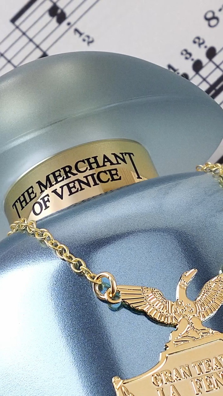 Scopri l’essenza della rinascita con La Fenice, la fragranza ispirata al celebre teatro veneziano.
Un profumo che incanta i sensi con note fiorite, poudrèe e muschiate per lei, e accordi intensi e raffinati per lui.
💎 Eleganza, arte e tradizione si fondono in un flacone prezioso.
🎭 Lasciati avvolgere dalla magia di Venezia.
🛍️ Disponibile ora su profumerialorenzi.it
#LaFenice #TheMerchantOfVenice #ProfumeriaLorenzi #ProfumoArtistico #VeneziaInBottiglia