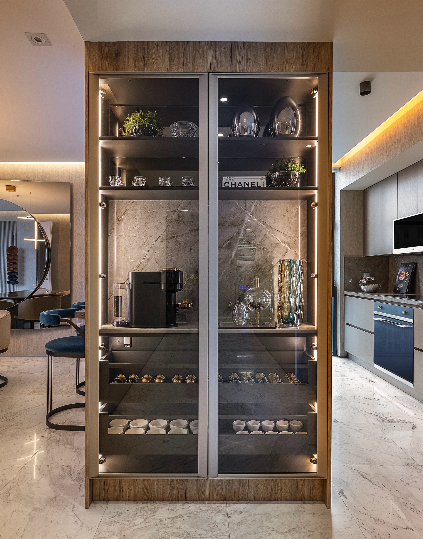 Every project begins with a challenge.
In this one, it was right at the entrance of the social area: a large structural column dividing the kitchen and dining room.
Instead of hiding it, we chose to make it a focal point.
We designed a custom coffee station that became a stylish and functional showcase, inviting everyone in to enjoy a warm, flavorful experience ✨☕️✨
•Designed by @webossadesign for 1010 Brickell Residences •