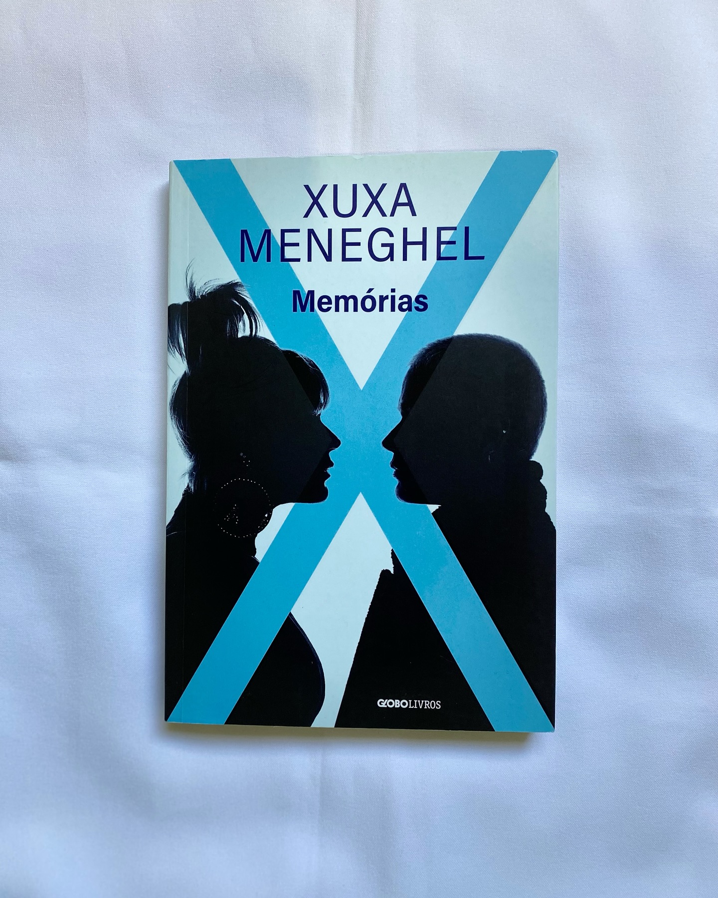 Xuxa Meneghel: Memórias
Nota:⭐⭐⭐
Xuxa Meneghel foi uma mulher estonteante, que teve uma vida digna de filme onde realizou todos os seus sonhos, mas através da sua biografia “Memória” conhecemos uma nova versão de si e com histórias que somente os mais íntimos sabem. Nascida como Maria da Graça Meneghel, e virando Xuxa desde o primeiro momento que entrou em casa, um apelido dado pelo seu irmão, e que a sua mãe viu que deveria ter sido o seu nome desde o começo.
Xuxa conta a sua trajetória desde a sua infância morando no Sul, sendo a caçula de 4 irmãos. Momentos de alegria e de aprendizado, mas também de muito questionamento e injustiça, relatando os diversos tipos de abuso que sofreu em momento de sua infância e adolescência até chegar aos primeiros passos de sua carreira como modelo.
Sempre demonstrando muito amor e companheirismo, sua mãe, Dona Alda Meneghel, que faleceu em 2018 vítima de Mal de Parkinson, sempre soube que um de seus filhos viraria artista, assim como o seu pai. Xuxa mostra a gratidão que teve pela sua mãe e por toda ajuda que ela deu nessa trajetória ao estrelato.
Desde a sua estreia na antiga TV Manchete como apresentadora até a consagração de Rainha dos Baixinhos já na TV Globo, Xuxa fala dos seus relacionamentos, momentos de tensão e de escolha, agradeço aos amigos que fez pelo caminho e conta a curiosidade que os seus baixinhos amariam saber.
Dedica um capítulo especial para o seu antigo namorado, o piloto de Fórmula 1 Ayrton Senna. Fala da sintonia e paixão que tiveram durante o tempo juntos, e mostra como foi saber da sua morte e da dor que sentiu. Mesmo não estando mais juntos, mostra como esse fato foi uma virada de chave em sua vida.
Leia a resenha completa no blog, o link está na Bio.
#xuxa #xuxameneghel #biografia #globolivros #historia #tvmanchete #apresentadora #resenha #tvglobo #programadaxuxa #rainhadosbaixinhos #apresentadorainfantil #mãe #instabook #bookstagrammer #feed #ayrtonsenna