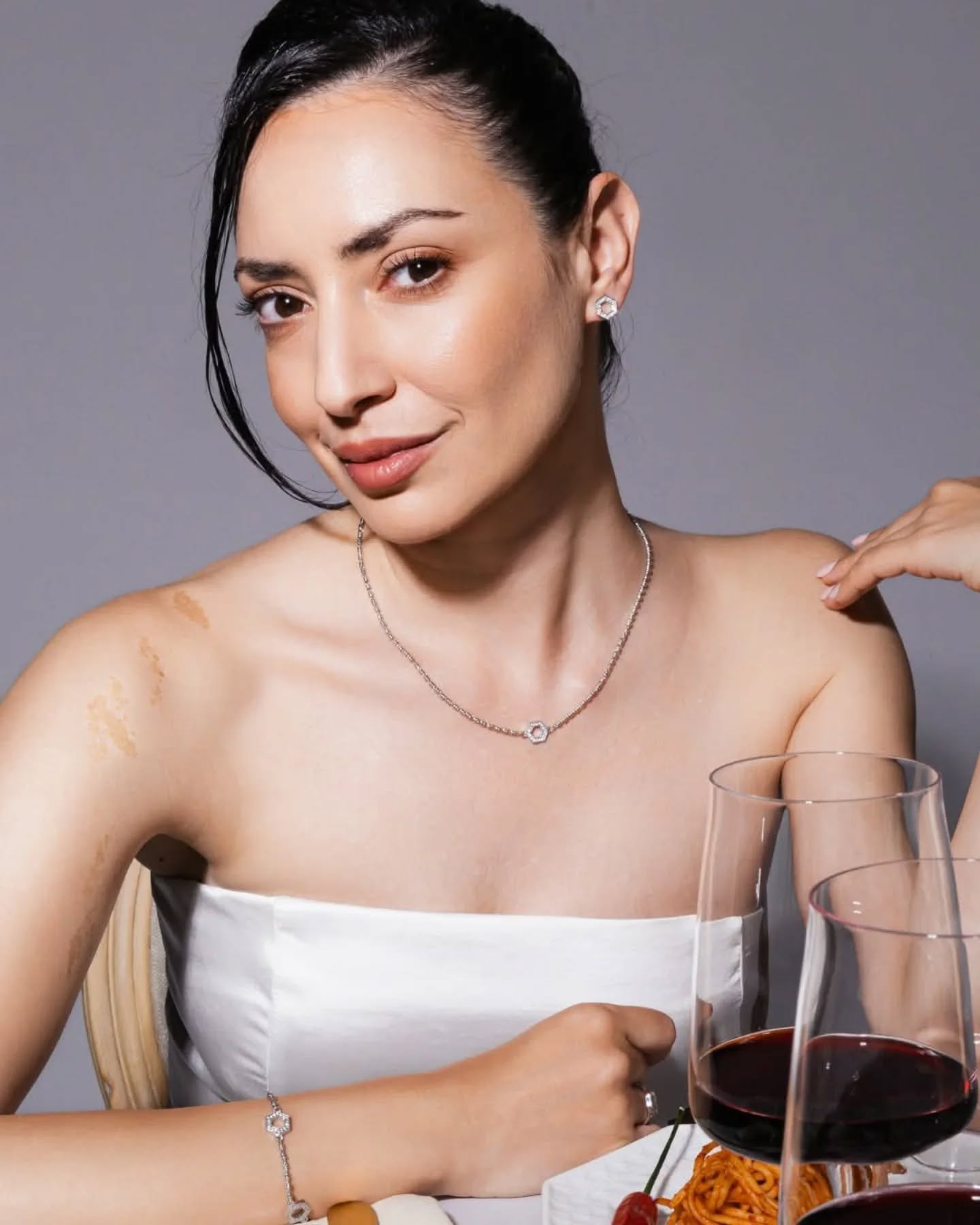 Il gioiello è come un ponte tra le persone.
Una catena di risate, ricordi, momenti da condividere, che collegano le vite e illuminano i pensieri. Un legame di felicità ✨
#jewelry #adcampaign #madeintuscany #gold