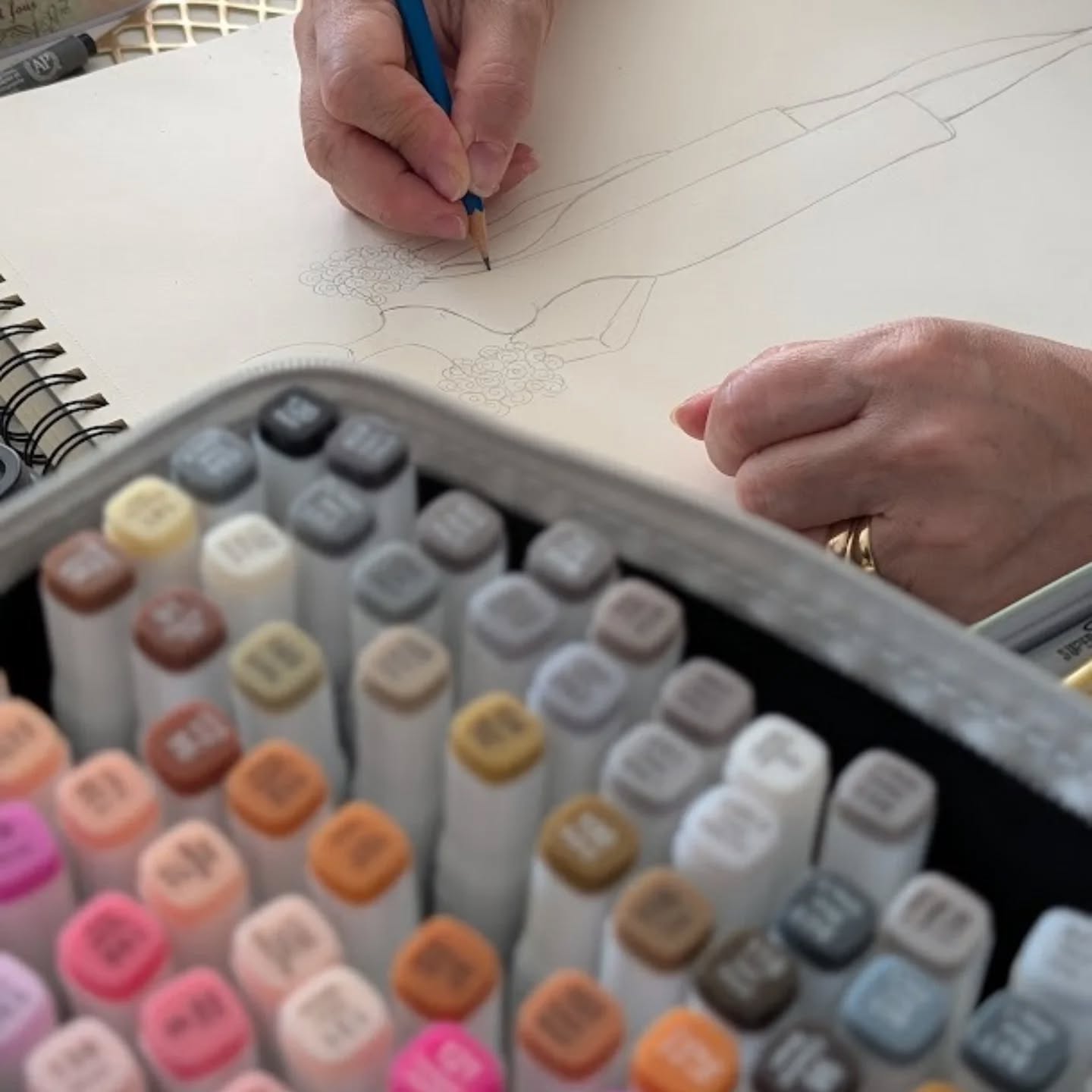 ✏️✨ Los sueños se bosquejan primero en silencio.
Esa primera línea de lápiz no es solo un trazo:
es la promesa de algo que aún no existe,
pero que está decidido a florecer.
Entre cada color y cada textura hay horas de estudio,
errores que se convierten en estilo y la certeza de que
la pasión se convierte en realidad cuando se trabaja con constancia.
Que esta imagen te recuerde que imaginar es un acto valiente,
y materializar lo imaginado es un acto aún más poderoso.
¿Hoy qué primer trazo vas a dibujar?
#SueñaYCrea #ProcesoCreativo #EveValverdeAtelier #ArteEnMovimiento #DiseñoConAlma #LujoConPropósito