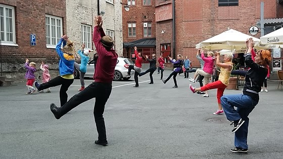 ESITTELYSSÄ: Livemusajamit ✨
Bileet pystyyn! 🪩
Livemusajameissa lattia on vapaana kaikille kun Kumutalossa @kumutalo jorataan livemusiikin säestyksellä. Yleisö on tervetullut paikalle tanssimaan, soittamaan tai seuraamaan vapaata improvisaatiota. Jokainen on tervetullut mukaan tanssimaan omalla tyylillään juuri sellaisena kuin on ja fiilistelemään tanssin iloa. Voit ottaa myös oman instrumentin mukaan. Housebandissa musisoimassa upeat jamimuusikkomme Aleksi Aromaa @aleksiaromaa , Antti Paranko @anttiparanko ja Antti Polameri @apolameri 🫶🏻💫
📷: Johanna Torkkel
Livemusajamit ovat osa festivaalin kaikille avointa ja maksutonta ohjelmaa. Tapahtuma on ikärajaton.
🗓️: SU 3.8.2025
⏰: 17.30
📍: Kumutalo, Olympiakatu 1, Hämeenlinna
#tanssi #festivaali #livemusajamit #hämeenlinna #hämeenlinnankaupunki #tehdastanssii