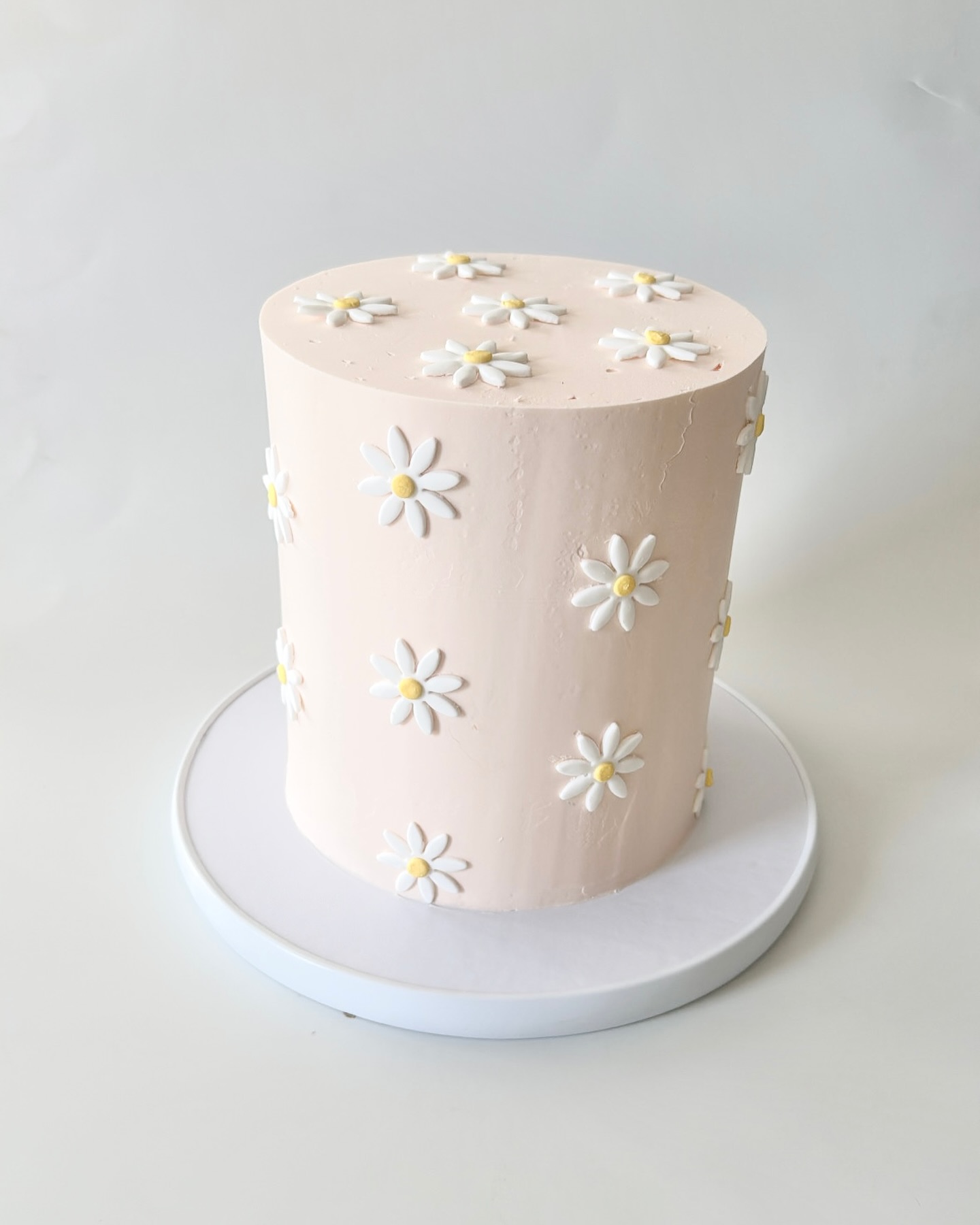 DAISY ๐ผ
I can never get enough of flower cakes !! Whatโs your favourite cake design ?
