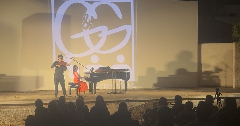 Bellissima serata ieri al Cinema Arena di Scoglitti per il concerto “LUMARI” 🌟🌟 26/07/2025
Un pubblico caloroso ha accolto con entusiasmo i protagonisti della serata:
🎻 Alfredo Reyes Logounova, violinista e membro della prestigiosa Filarmonica di Londra
🎹 Ekaterina Chebotareva, pianista russa pluripremiata di straordinaria sensibilità
Un sentito grazie ai nostri sponsor, che con il loro prezioso supporto hanno reso possibile la realizzazione di questo evento:
🔹 Valeria Parrucchiera
🔹 Cartoplast
🔹 Ottica Gabriele
🔹 Grafikamente
🔹 La Frutta dei Fratelli Melfi
🔹 La Facciata 21 dei Fratelli Sulsenti
🔹 Elatec – Impianti Elettrici
💛 Il Gala Music Festival continua a crescere anche grazie a voi.
Ringraziamo il direttore artistico Diego Melfi per la cura organizzata ed Emilio Cugnata, per la collaborazione e la visione condivisa nel costruire eventi di qualità nel territorio di Scoglitti.
Alla prossima serata di musica e bellezza!
#lumari2025 #galamusicfestival #scoglitti #siciliaeventi #musicasottolestelle #concertoclassico #eventiculturali #musicaelegante #eventisicilia #arteinmusica #estateinsicilia #musicalive #violinopianoforte #alfredoreyeslogounova #ekaterinachebotareva #classicalmusicconcert #filarmonicalondra #musicarussa #culturainsicilia #sognidestate #gentecheama #esperienzamusicale #viviscoglitti #diegomelfi #emiliocugnata