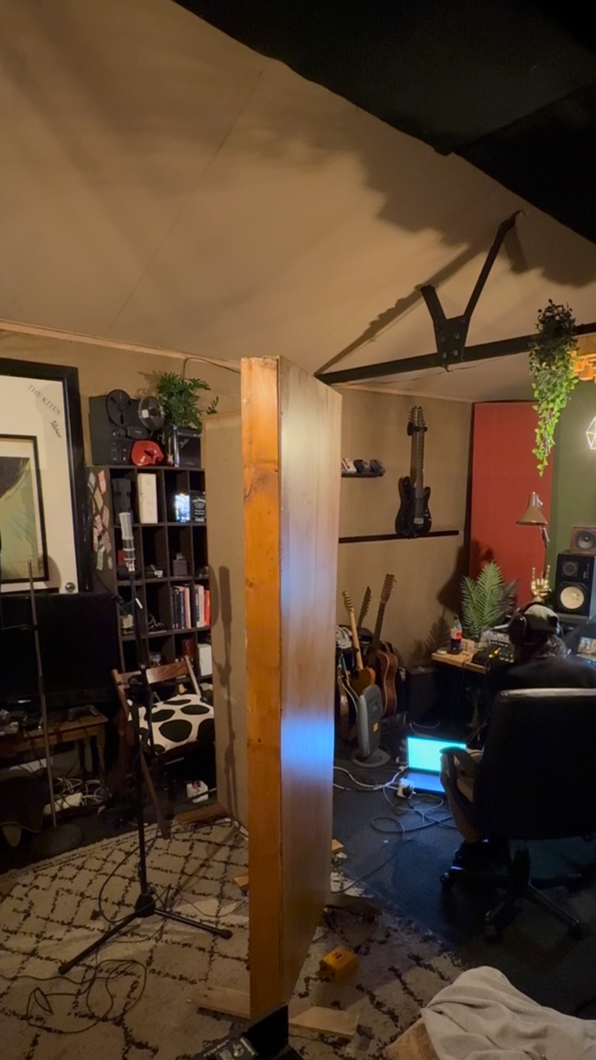 I don’t know who wants to be a fly on the wall while I boss @harrisraffmusic around throughout a vocal production session but this video exists for those people. Absolutely brilliant work from this dude today. These are some of the best songs and performances I’ve had the pleasure of working on!