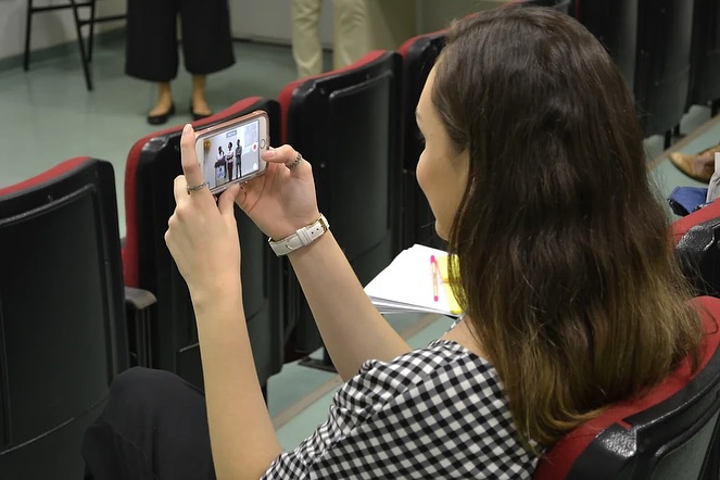 Reviver #MemóriasEducomunicativas é como conectar o passado ao presente…
No dia 10 de julho de 2018, acontecia, na Universidade Federal de Uberlândia (UFU), a 6ª MOSTRA EDUCOM do Curso de Jornalismo.
Quando se pensa nesses registros de 7 anos atrás, percebe-se um projeto coletivo, educomunicativo e sólido, que transforma tanto a vida dos estudantes quanto das comunidades envolvidas.
#educomunicação #ufu #mostraeducom