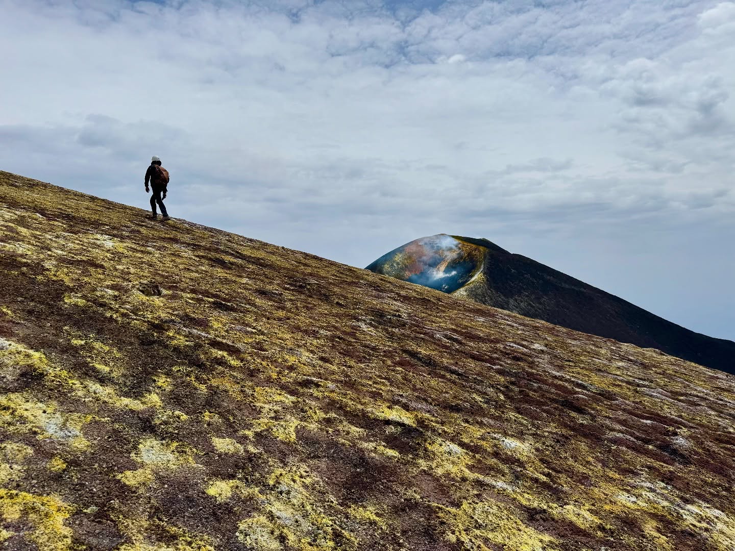 #Etna Cratere Centrale Trek • Il Top Trekking per raggiungere la cima, gran gruppo e grande giornata meteo!🌋☀️🥾 #sicily #volcanoes #sicilia #guidevulcanologichesicilia #turismodiqualità
Non è solo lavoro, non è solo un trekking.. è qui.. che quando tutto scompare ritrovi te stesso ❤️
👉 Info/Prenota
🌍 https://www.etnative.com/etna-cratere-centrale
☎️ wa.me/393780861560
Ⓜ️ etnativo@yahoo.it