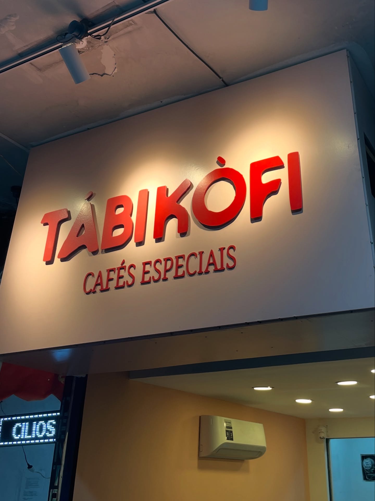 Alguém aí gosta de café?
Essa loja foi criada por amantes de café para amantes de café!
Tive o prazer de contribuir com alguns itens de marcenaria planejada e também com a faixada, um dos elementos mais visíveis do espaço.
Com um prazo apertado, assumi a responsabilidade de resolver o estético e o funcional ao mesmo tempo. A caixa da faixada, por exemplo, também abriga o compressor do ar-condicionado. Foi feita em drywall e, para manter um visual limpo e nivelado, envolvi tudo com uma segunda estrutura externa.
A base da placa foi feita em MDF de 9mm resistente à umidade, pintado com esmalte. As letras e símbolos foram cortados a laser e pintados conforme o desejo do cliente. Isso trouxe liberdade estética, acabamento mais limpo e fácil manutenção no dia a dia.
Projeto feito com cuidado e café no espírito! ☕
Gostaram?