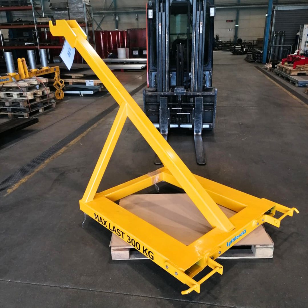 Kundanpassat storsäcksok till hjullastare för en kund inom sprängmedelstillverkning.
Kundens behov:
Den tidigare lösningen uppfyllde inte längre gällande regelverk, vilket skapade säkerhetsrisker i produktionen.
Vår lösning:
Ett storsäcksok med smidig låsning mot gaffelställ och inga rörliga delar för minimal underhåll. Nu har kunden en lyftutrustning som uppfyller regelverk och ger säkerhet i hanteringen av tunga säckar upp till 300 kg.
Behöver ditt företag hjälp med säkra lyftlösningar? Vi skapar kundanpassad lyftutrustning som löser dina utmaningar.
#lyftutrustning #säkerhet #kundanpassat #kiruna #industri