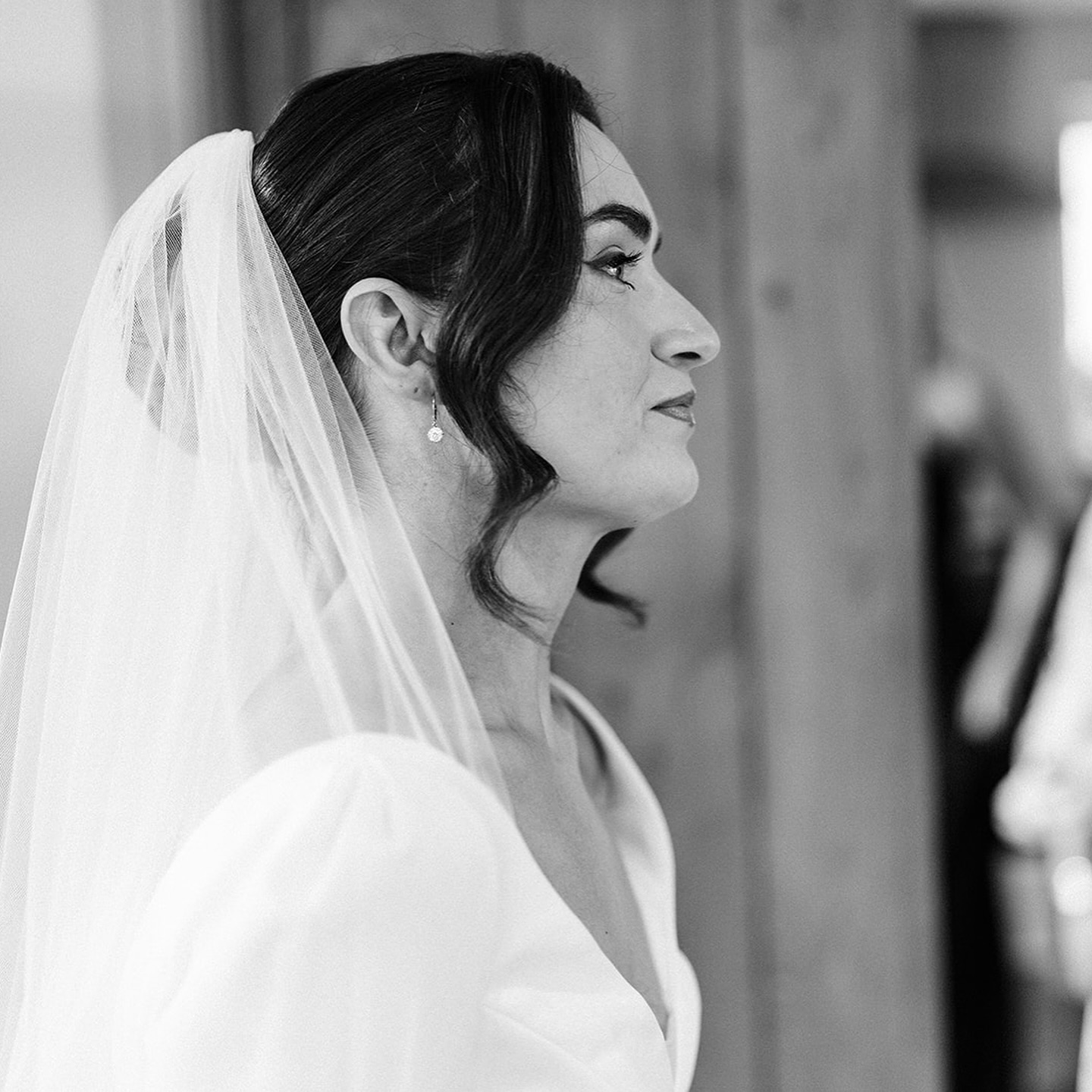 LUCY🤍 I love how Lucy’s glam was giving classic, timeless and elegant! If I had to describe my signature style it would be soft glam however it is so important to me as an artist to be able to bring everyone’s makeup vision to life! The most subtle tweaks from my usual style can really make all the difference ✨
Whether you are a full glam, soft glam to a natural glam girly I will always make it a priority to create a makeup that YOU feel comfortable in and most importantly FEEL incredible wearing!
My biggest tip when searching for inspo for your bridal makeup? Use your artists instagram like a magazine, go through and save / print out your fave makeups and if you’re feeling a little creative make a vision board! ✨ (I will LOVE this)
Venue: @theoakbarnff
Hair: @makeoverbox_hairandmakeup
Photogapher: @duntons_photography