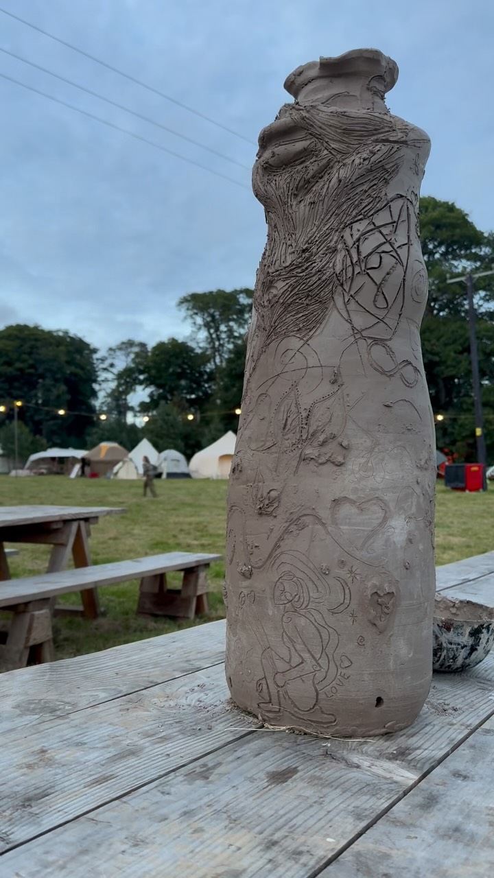 I’ve been meaning to share this for a while - we went to @paradhisfestival earlier in the month, and on the first evening a wonderful muddy gentleman called Lawrence @thetravellingpottery made this epic vase and was walking around inviting people to decorate the outside of it! I’ve never worked with clay before, but I know this very brief encounter has unlocked something I didn’t know was there! I’m not sure how I’m going to work with clay, I just know I’m going to!!!
Anyway… I couldn’t resist drawing a wild woman!! I hope you like her 🙏🙌🌙💫✨